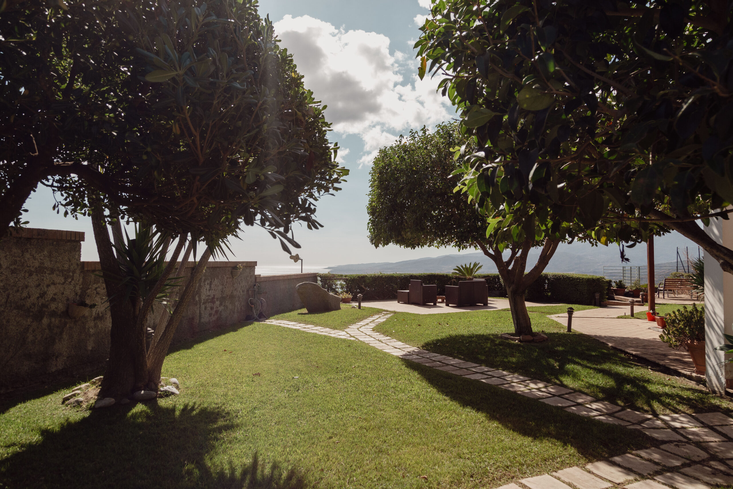 Villa Bellavista - semi-detached house in Staletti, panoramic sea views, private parking.