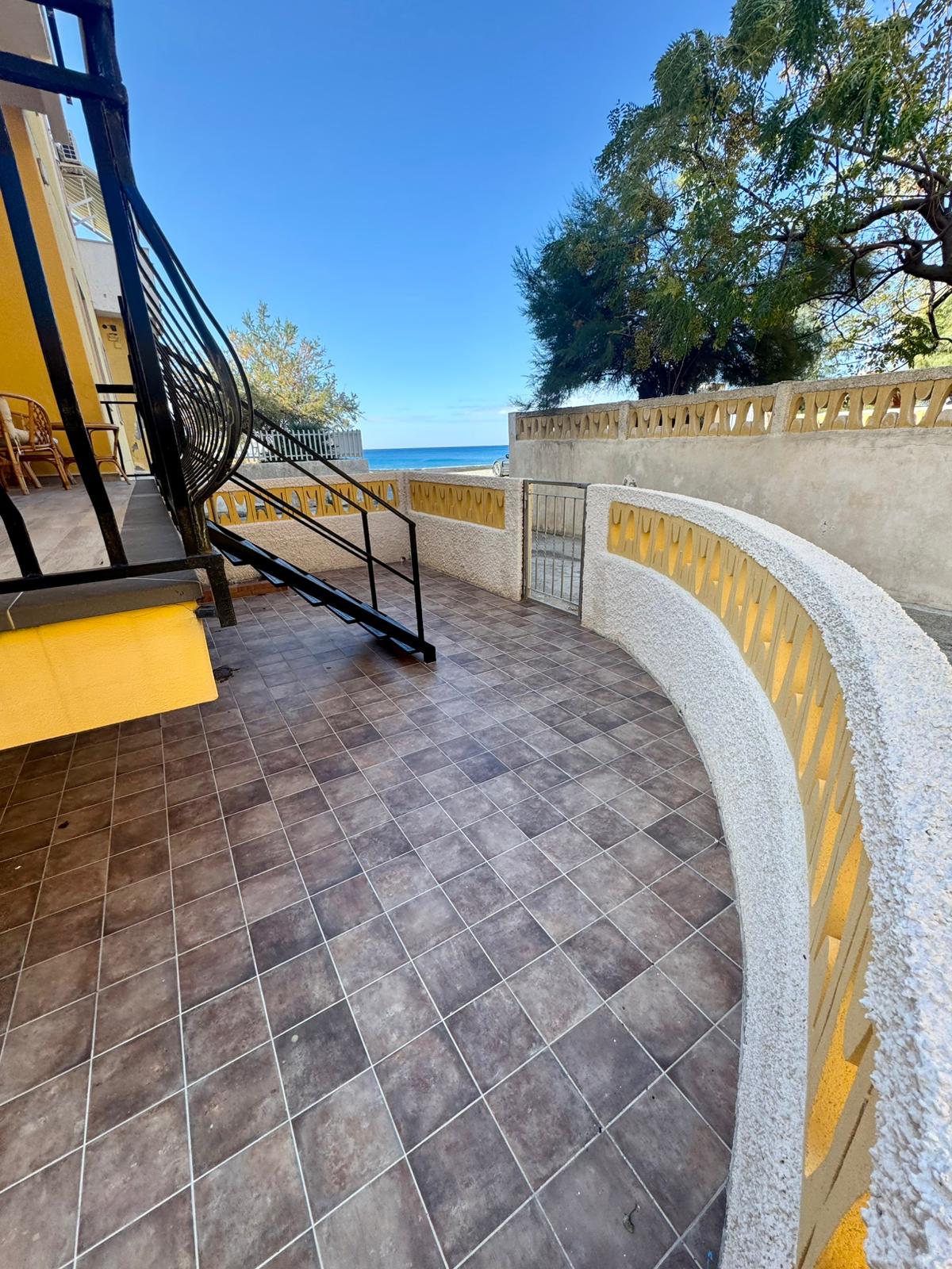 Apartment 125m² Guardia Piemontese - 50m Beach, Terrace, Potential 40m², Close to Terme Luigiane.