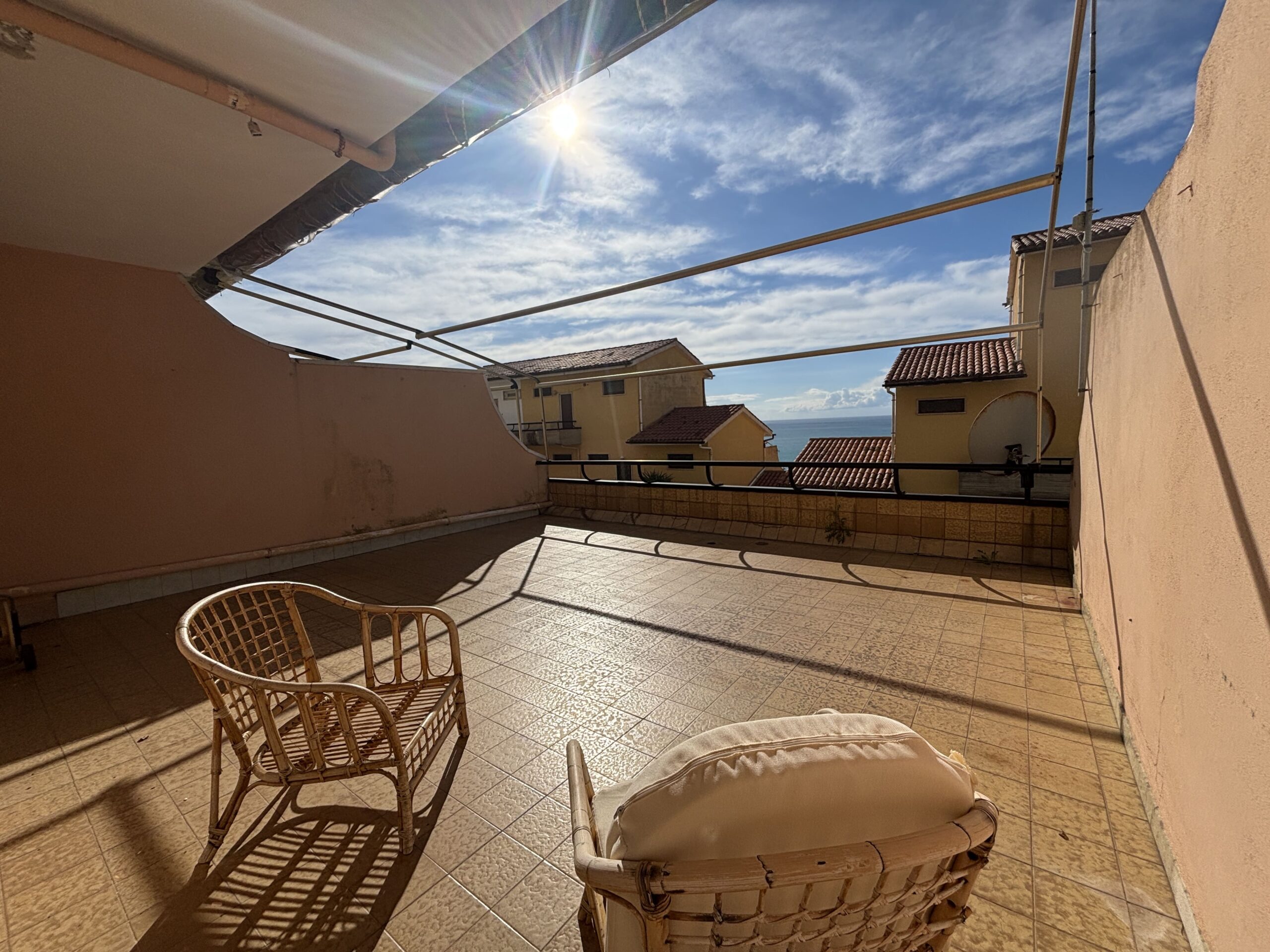 Acquappesa flat - 100m from the Beach, Terrace 30m², Garage with Mezzanine, Guarded Complex.