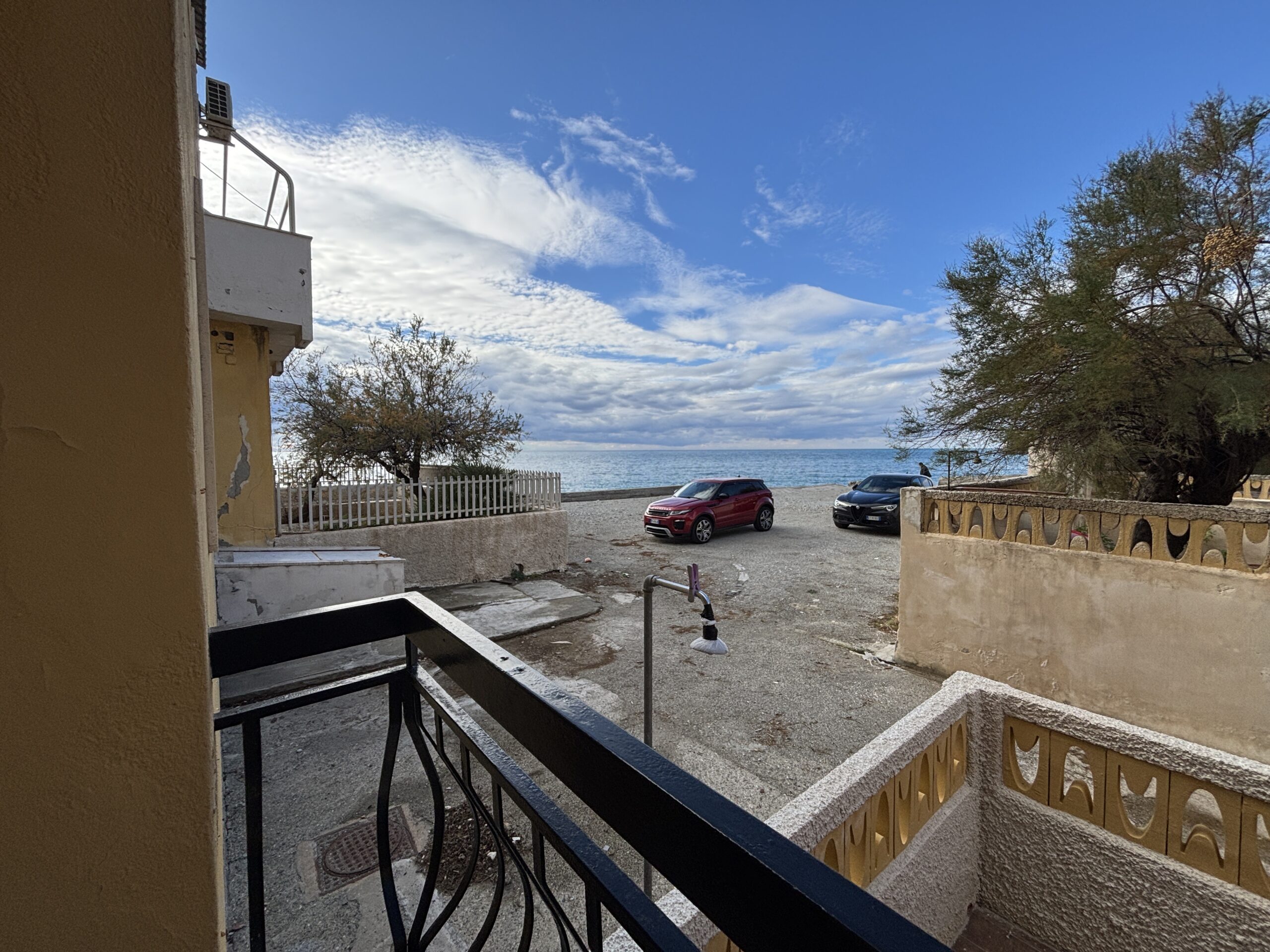 Apartment 125m² Guardia Piemontese - 50m Beach, Terrace, Potential 40m², Close to Terme Luigiane.