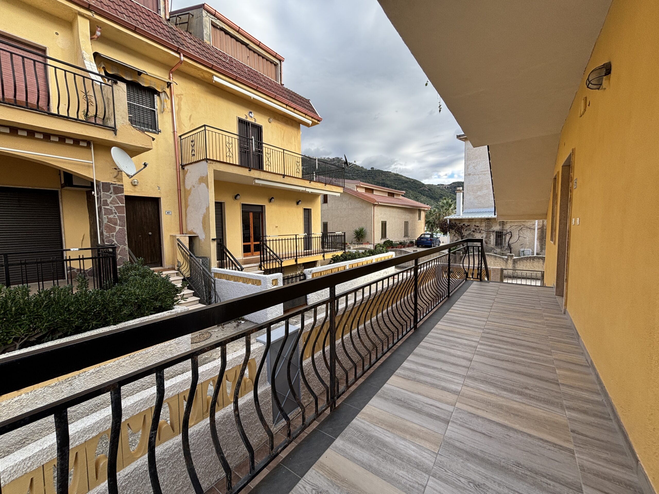 Apartment 125m² Guardia Piemontese - 50m Beach, Terrace, Potential 40m², Close to Terme Luigiane.