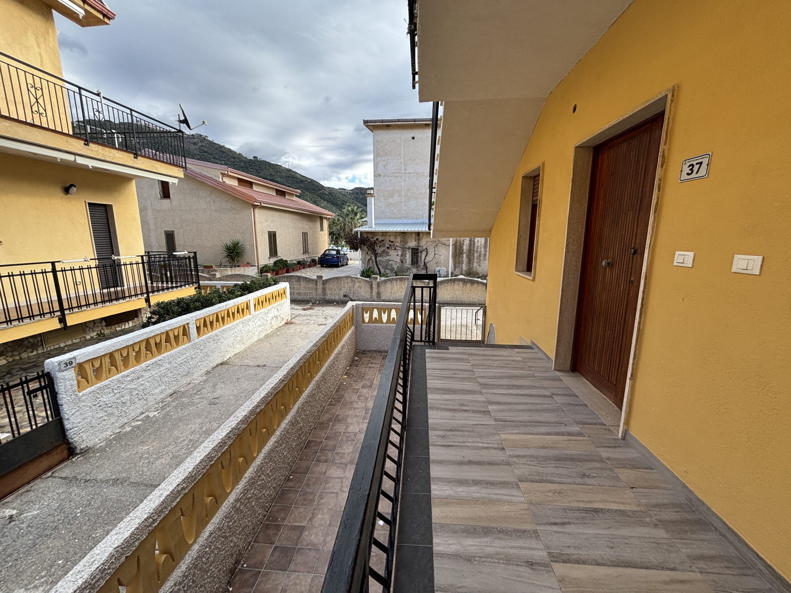 Apartment 125m² Guardia Piemontese - 50m Beach, Terrace, Potential 40m², Close to Terme Luigiane.