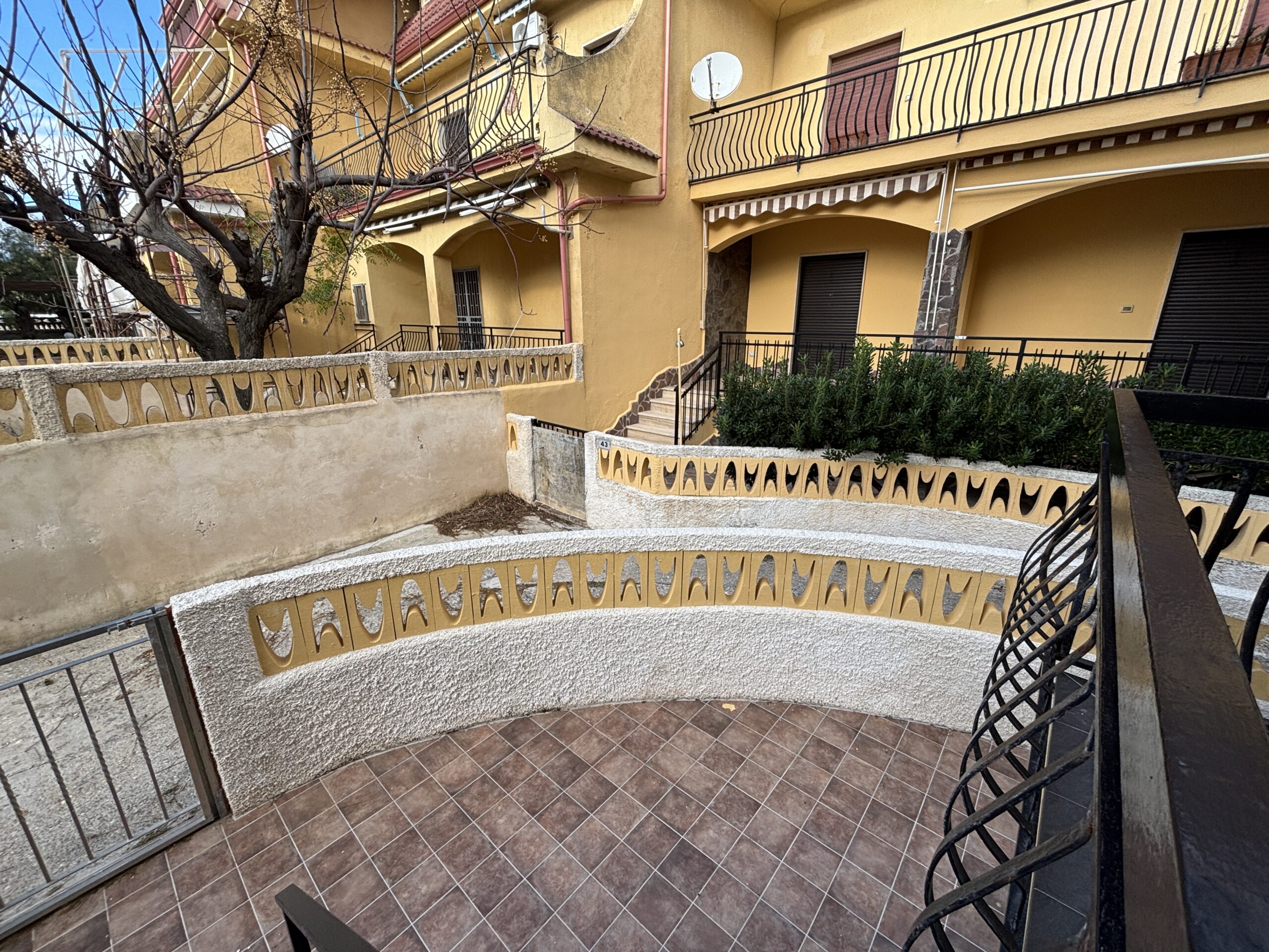 Apartment 125m² Guardia Piemontese - 50m Beach, Terrace, Potential 40m², Close to Terme Luigiane.