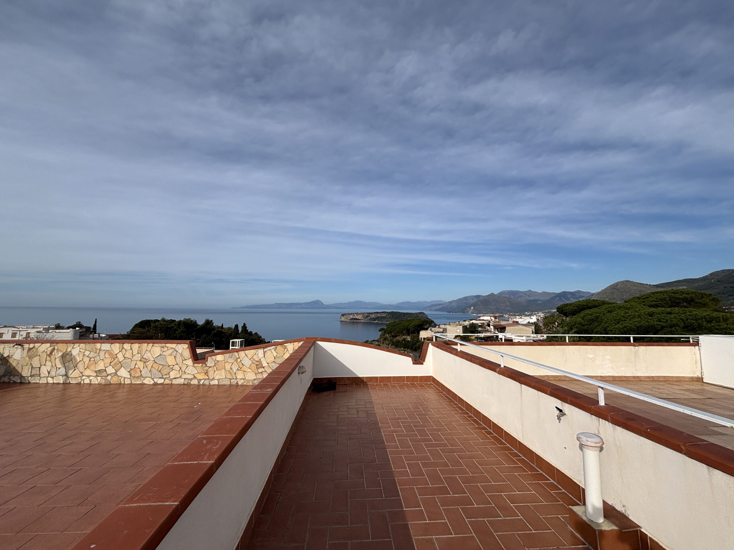 Double-level flat in San Nicola Arcella with sea views.