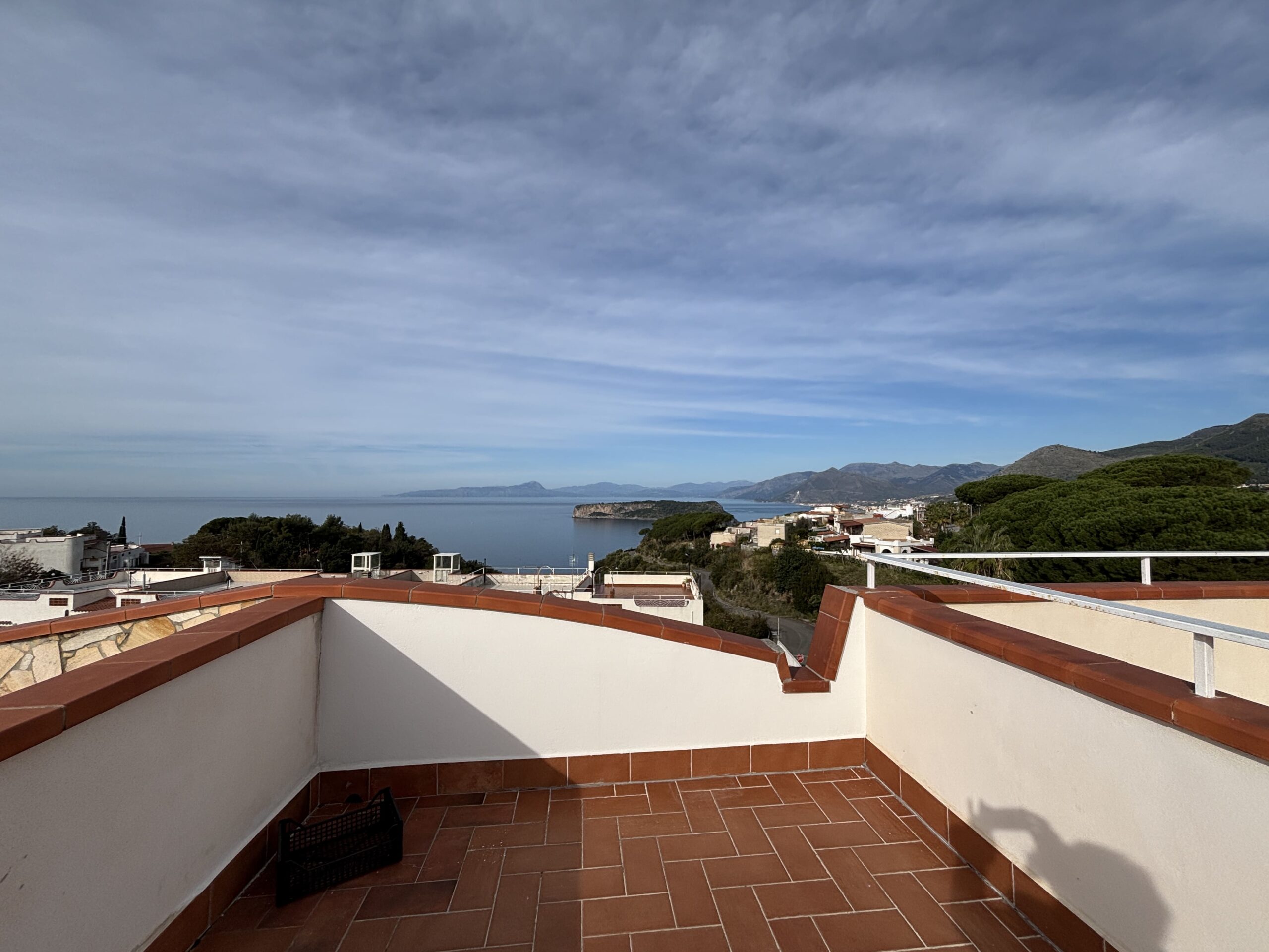 Double-level flat in San Nicola Arcella with sea views.