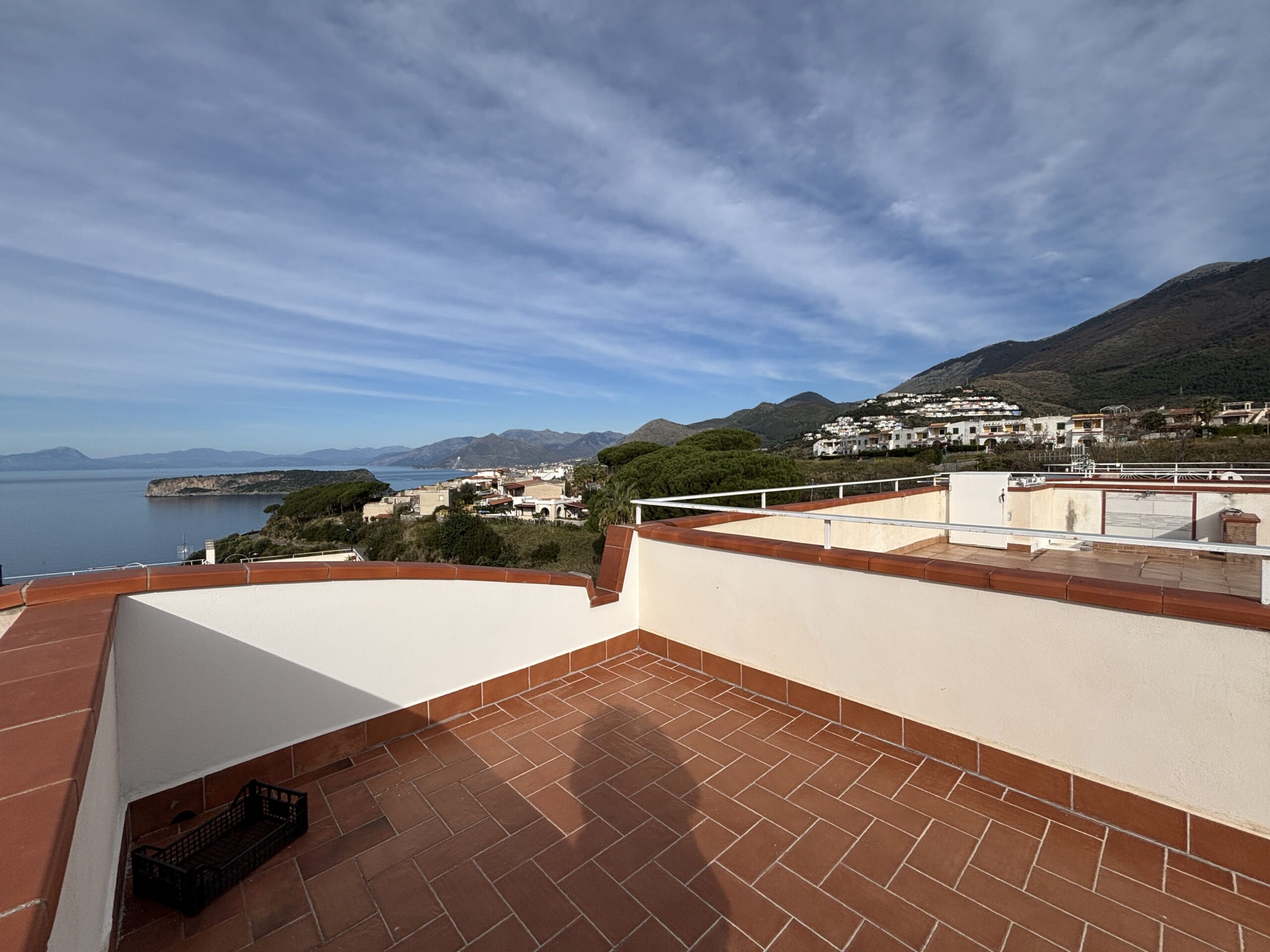 Double-level flat in San Nicola Arcella with sea views.