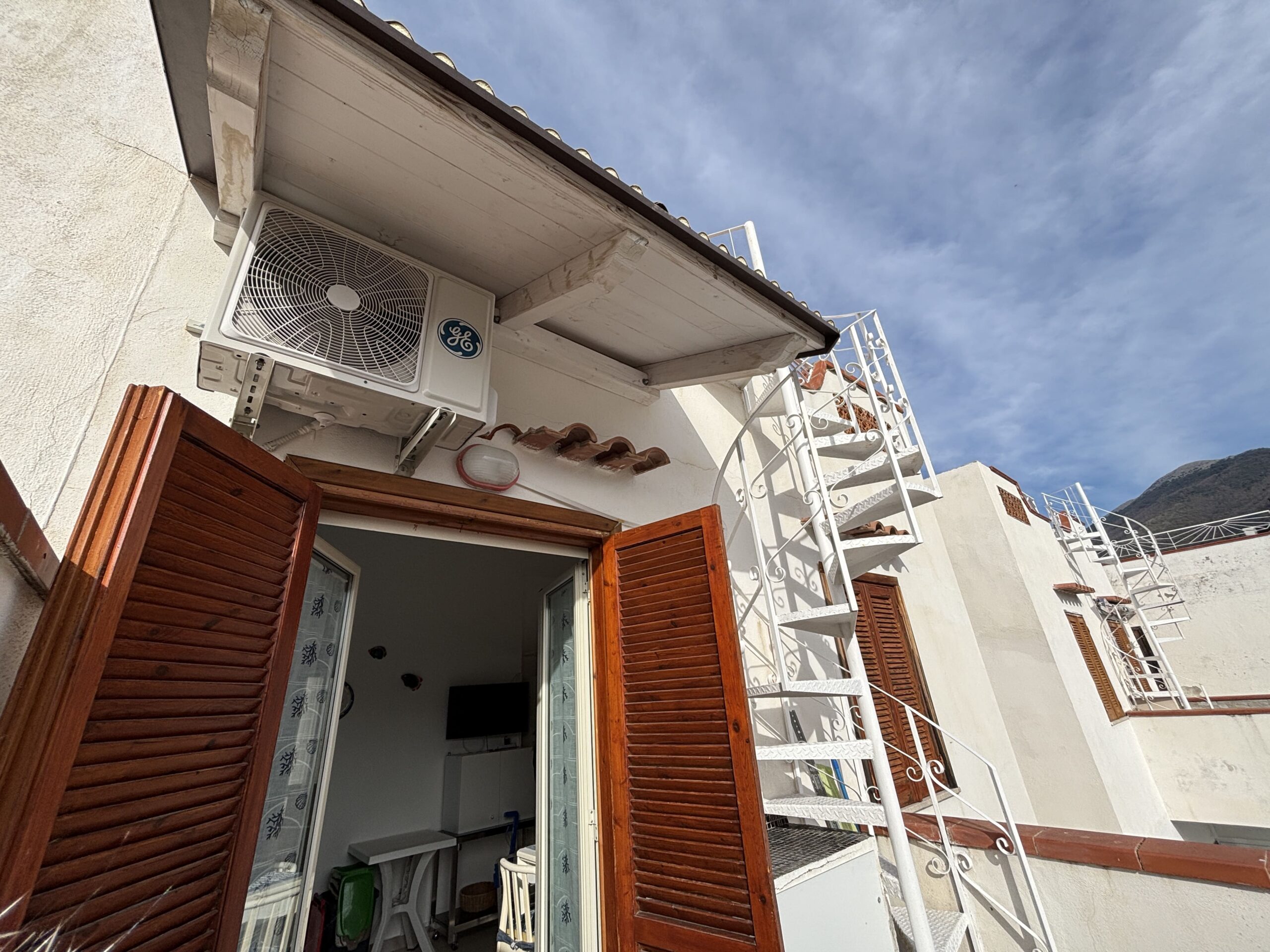 Double-level flat in San Nicola Arcella with sea views.