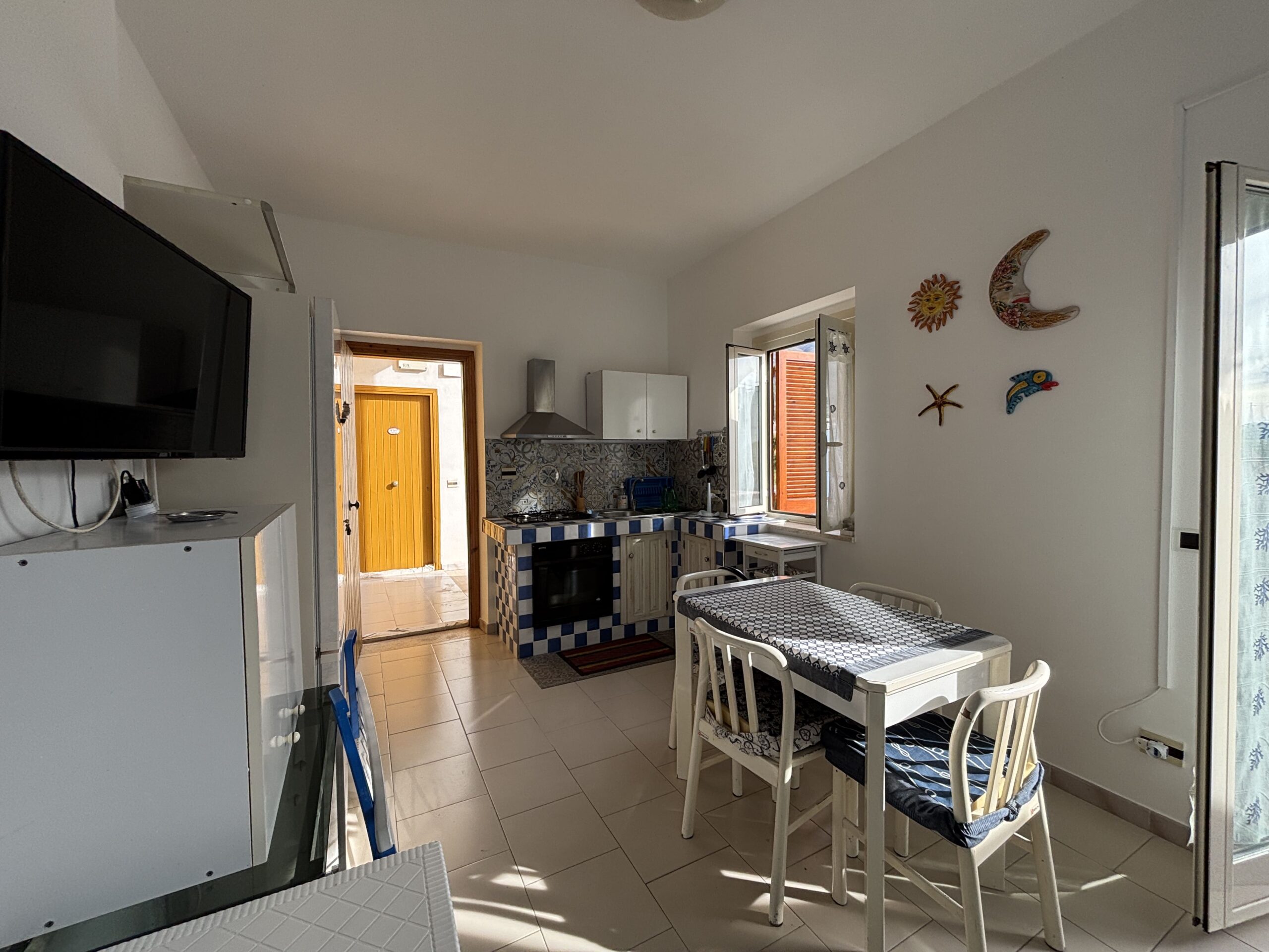 Double-level flat in San Nicola Arcella with sea views.