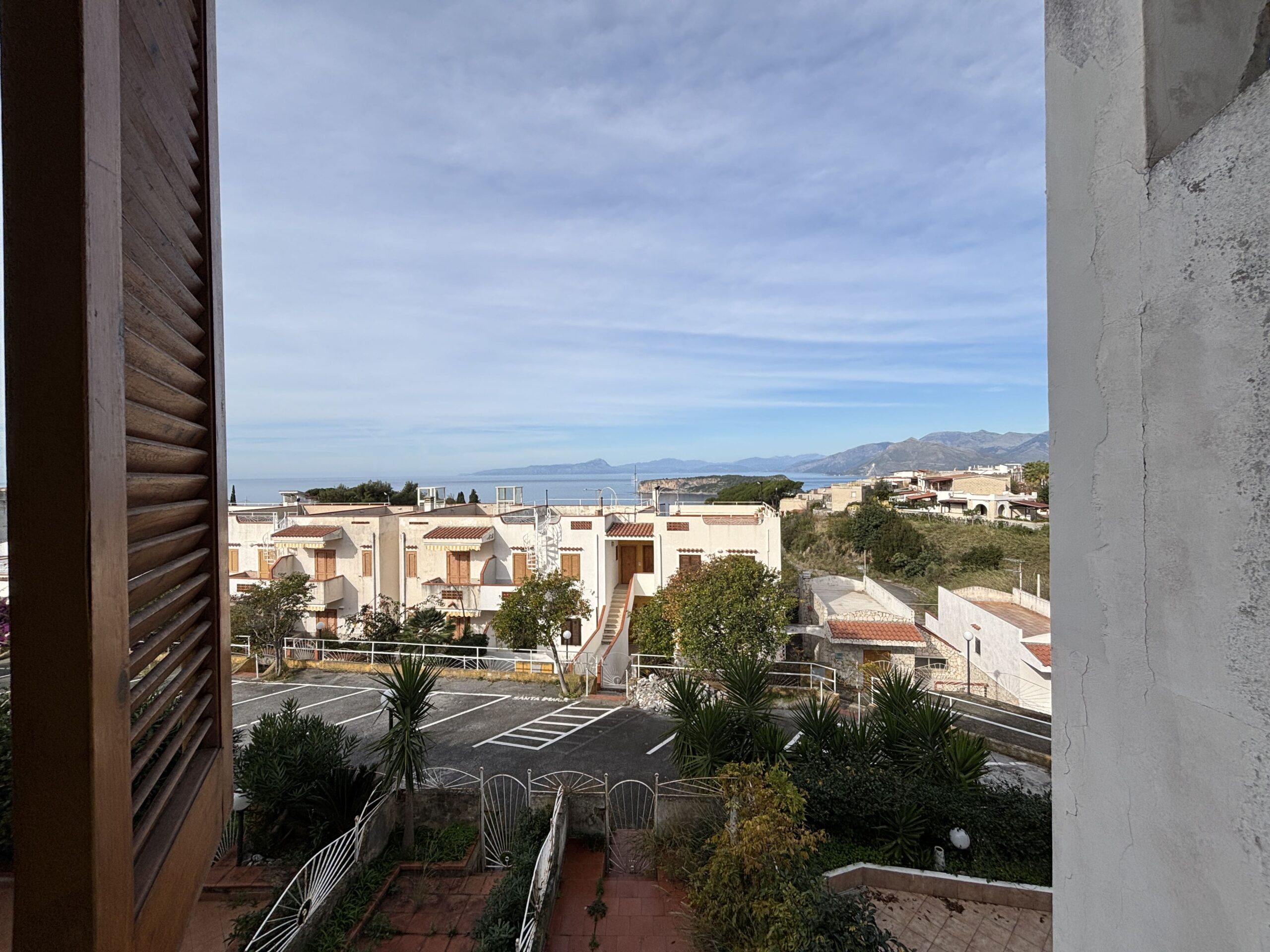 Double-level flat in San Nicola Arcella with sea views.