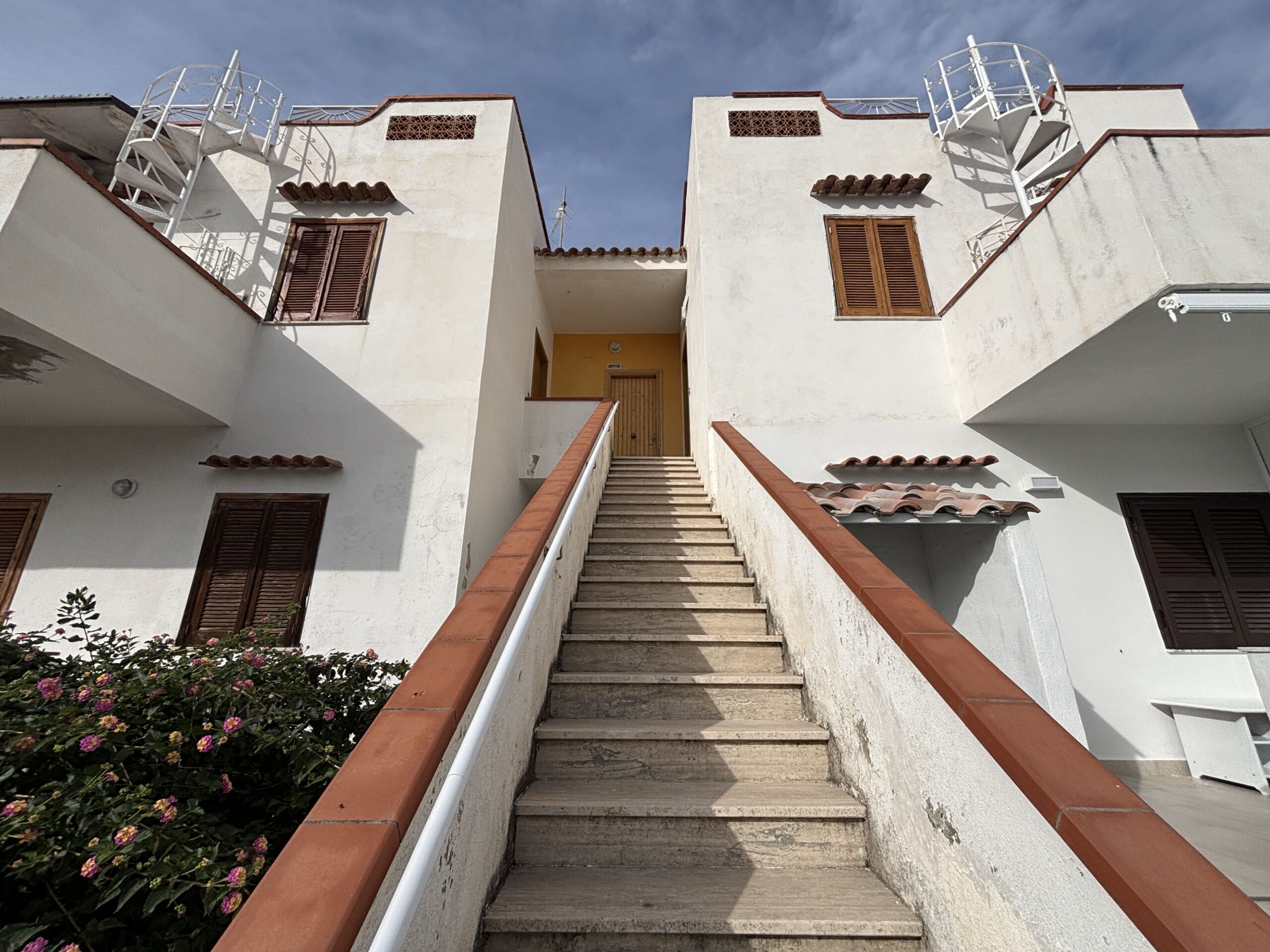 Double-level flat in San Nicola Arcella with sea views.