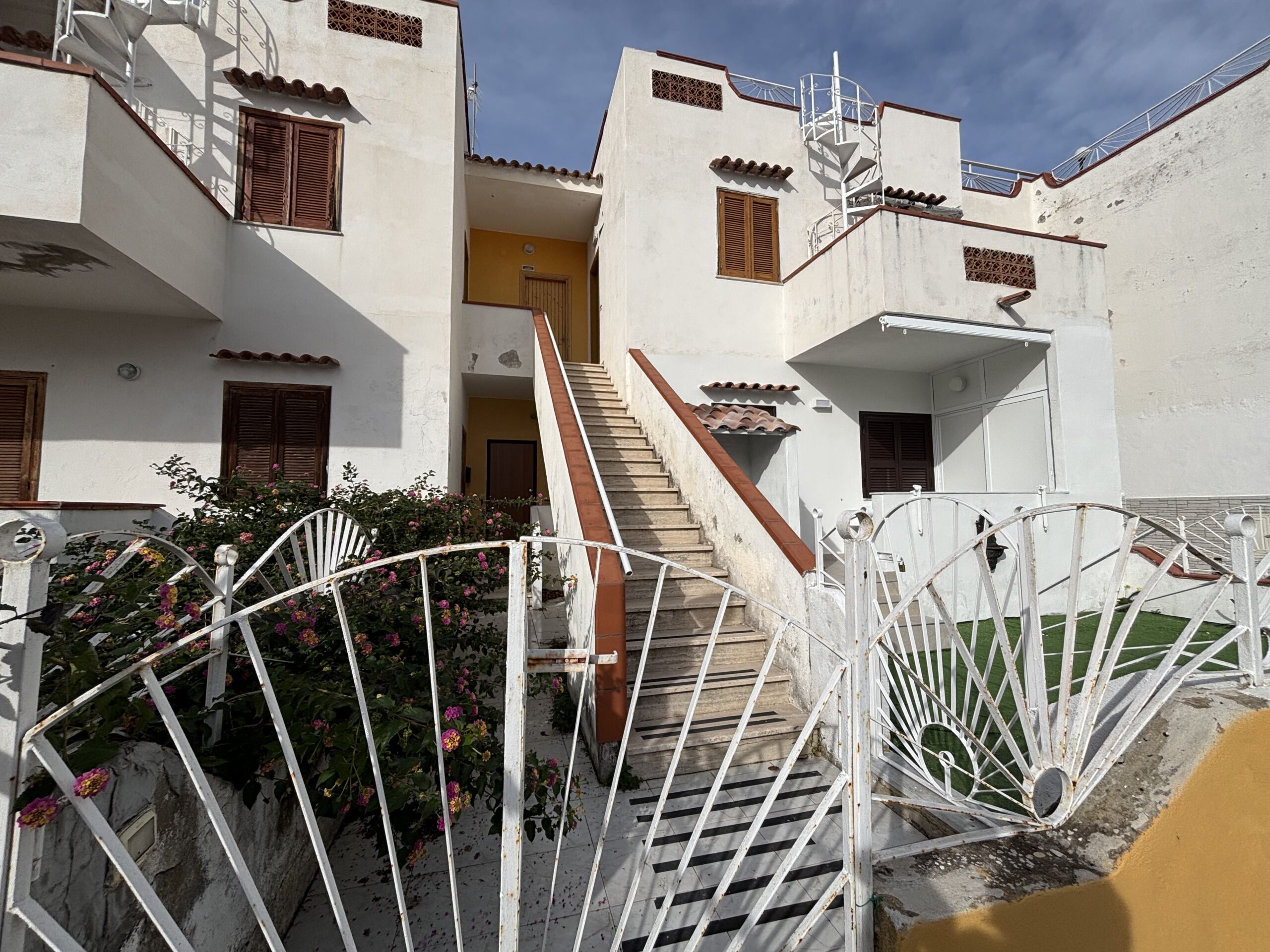 Double-level flat in San Nicola Arcella with sea views.