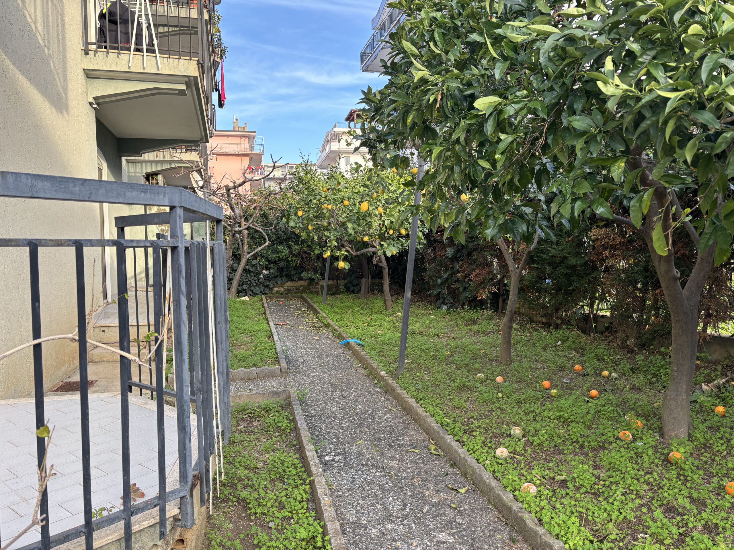 A flat with garden and garage on Parco Le Piramidi estate, Scalea.