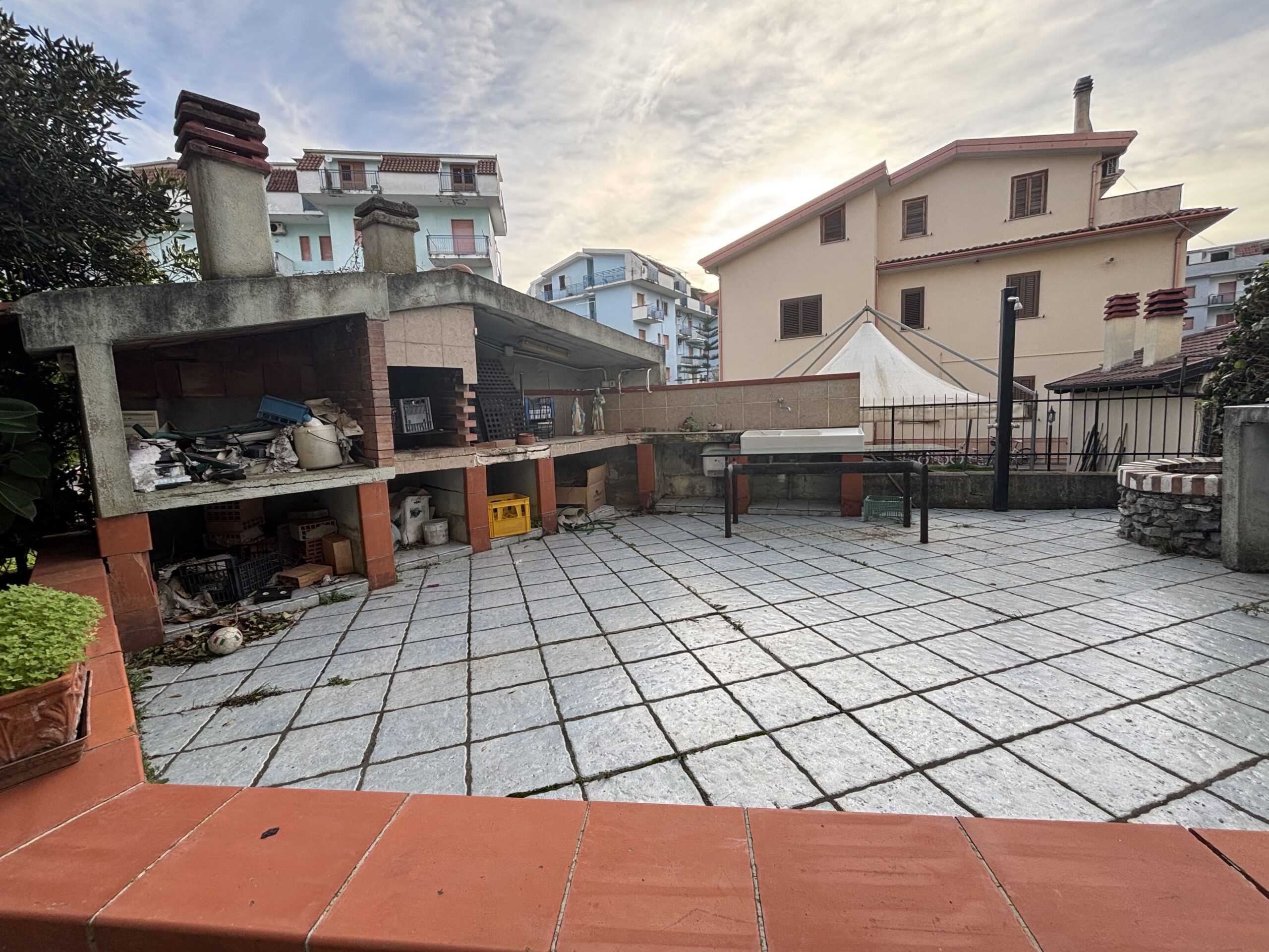 A flat with garden and garage on Parco Le Piramidi estate, Scalea.