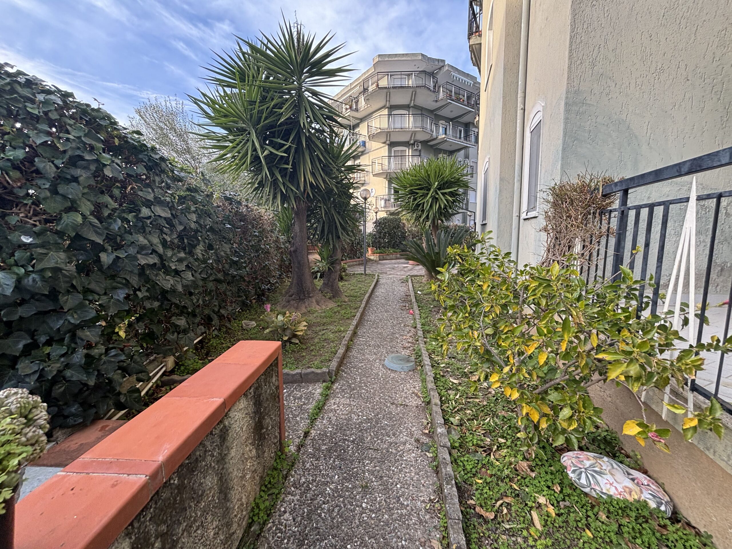 A flat with garden and garage on Parco Le Piramidi estate, Scalea.