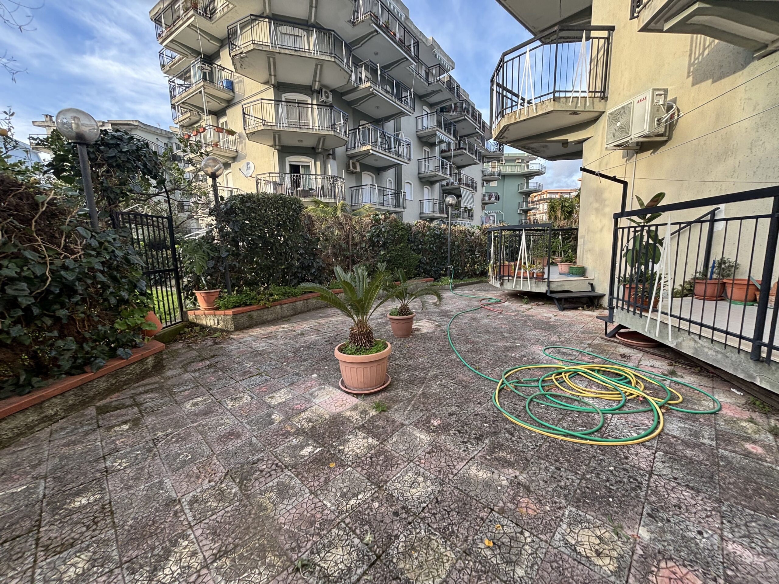 A flat with garden and garage on Parco Le Piramidi estate, Scalea.