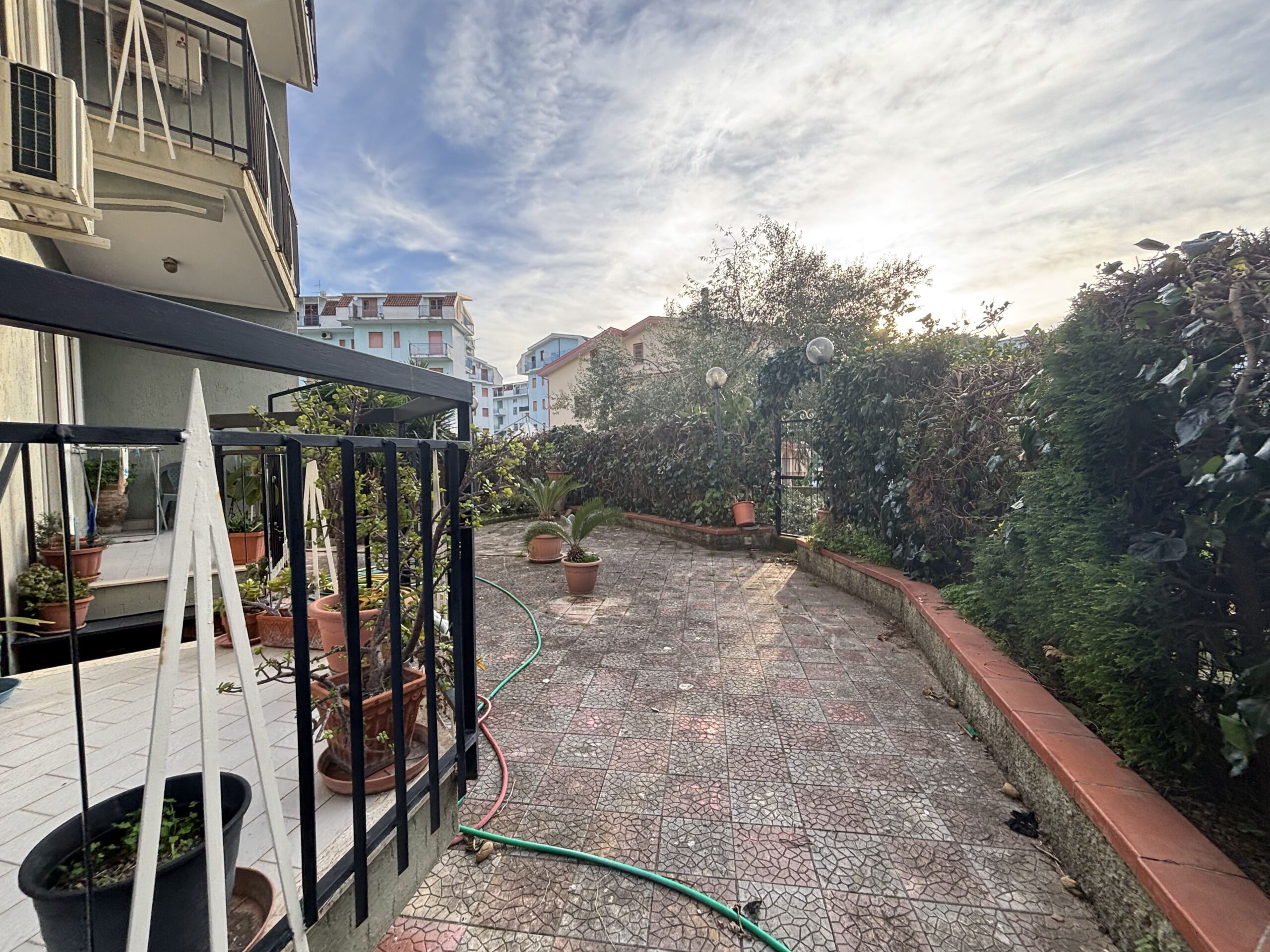 A flat with garden and garage on Parco Le Piramidi estate, Scalea.