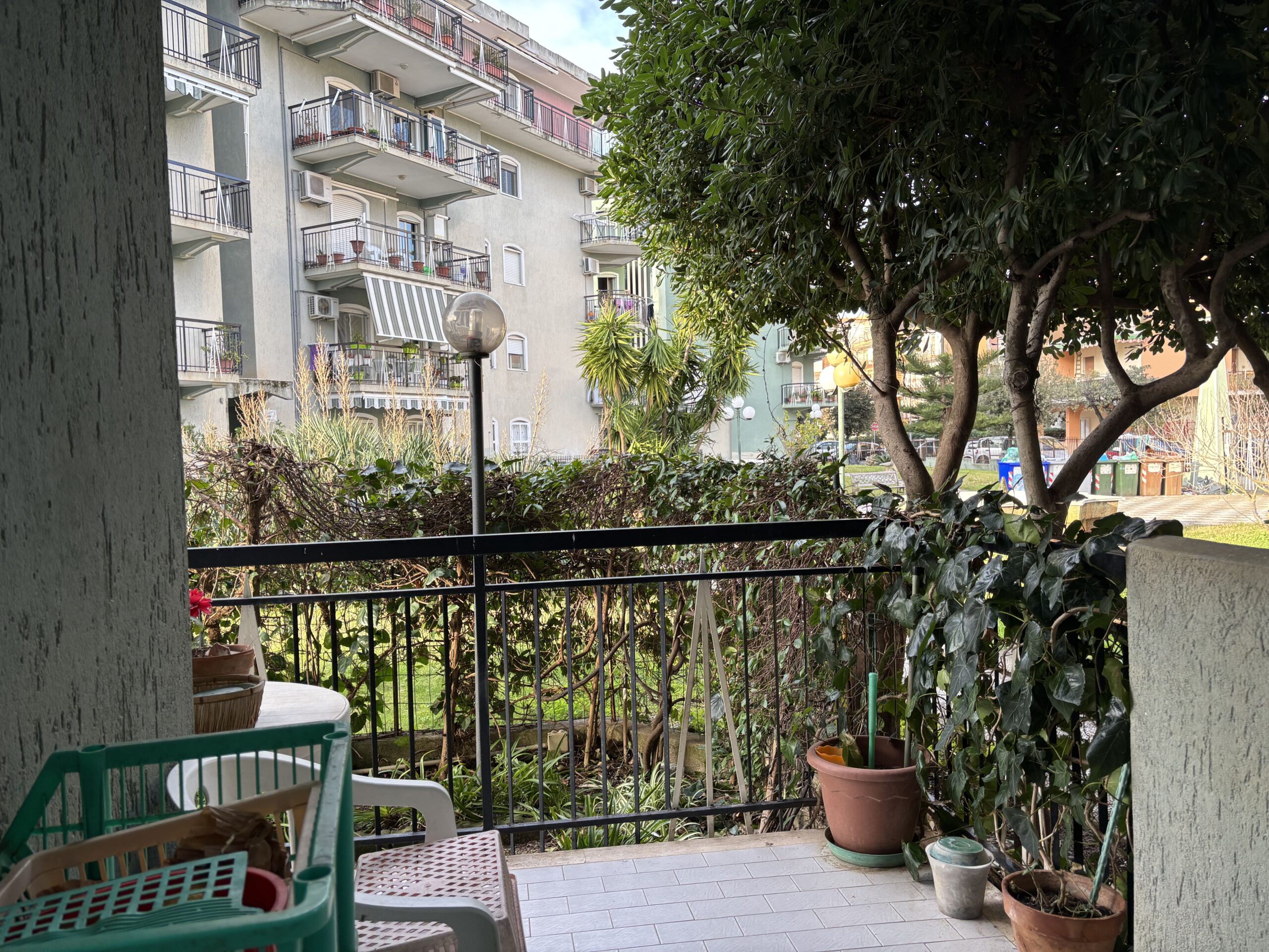 A flat with garden and garage on Parco Le Piramidi estate, Scalea.