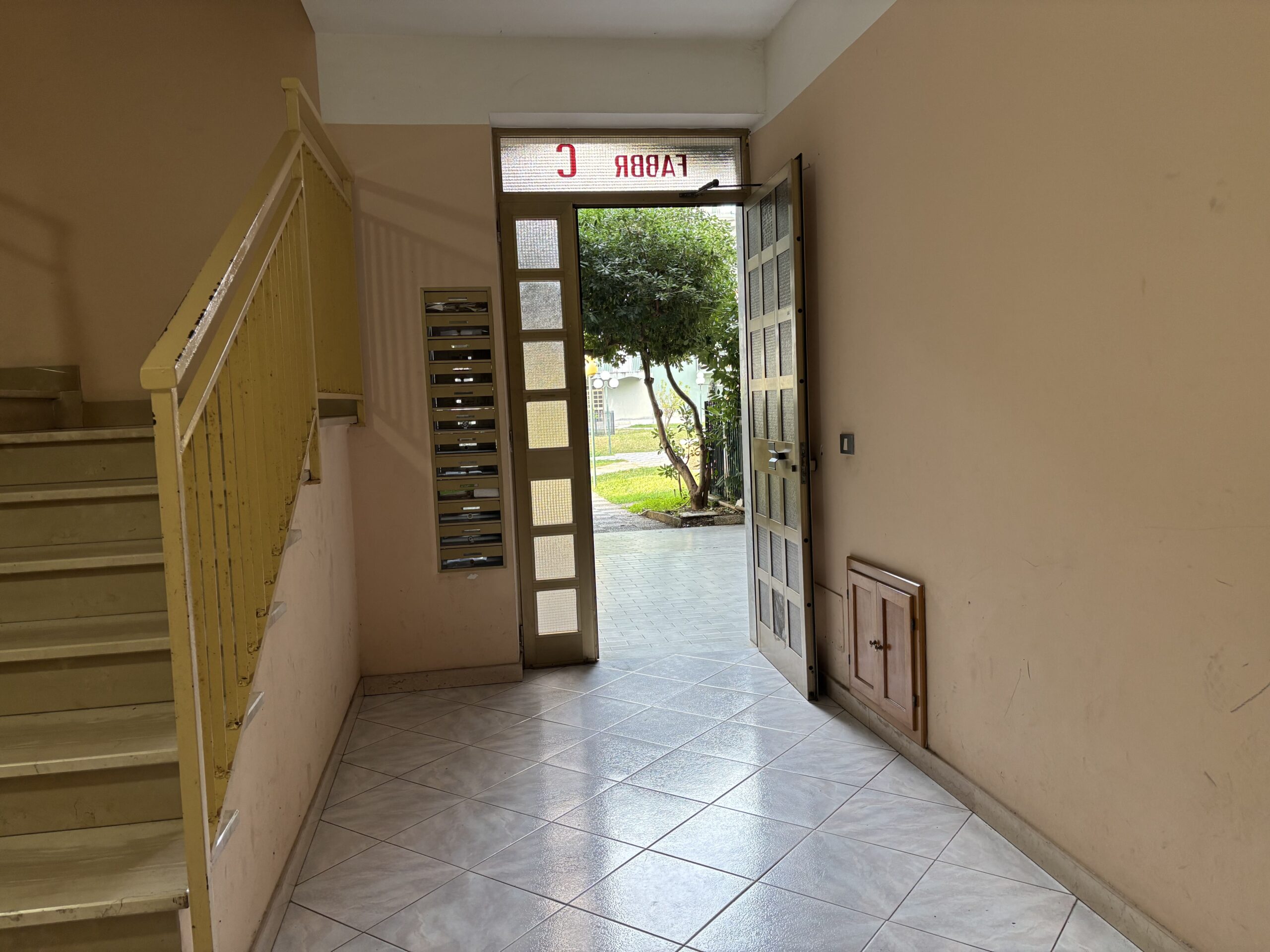 A flat with garden and garage on Parco Le Piramidi estate, Scalea.