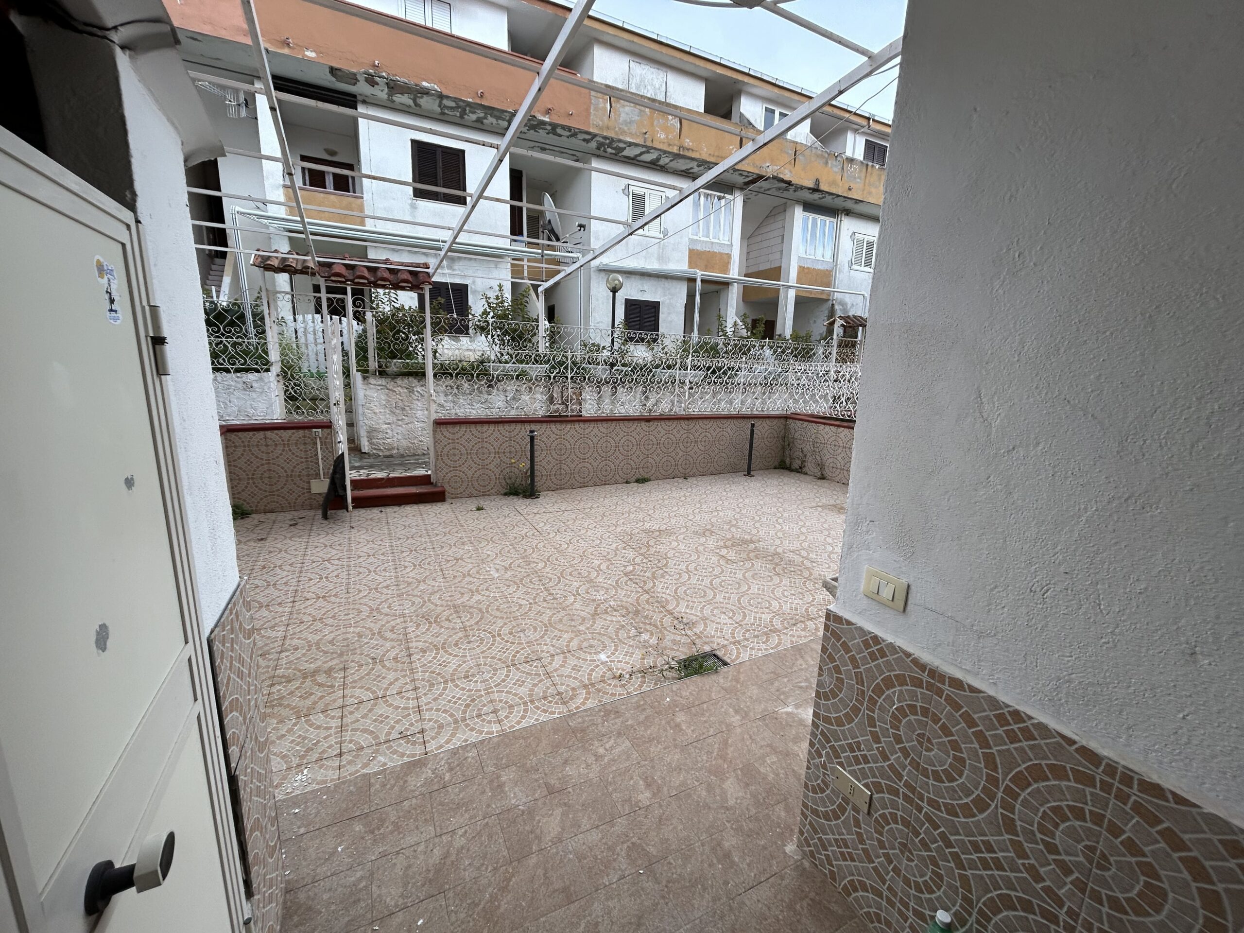 A flat with terrace on the gated Parco Punta Felice estate in Scalea.