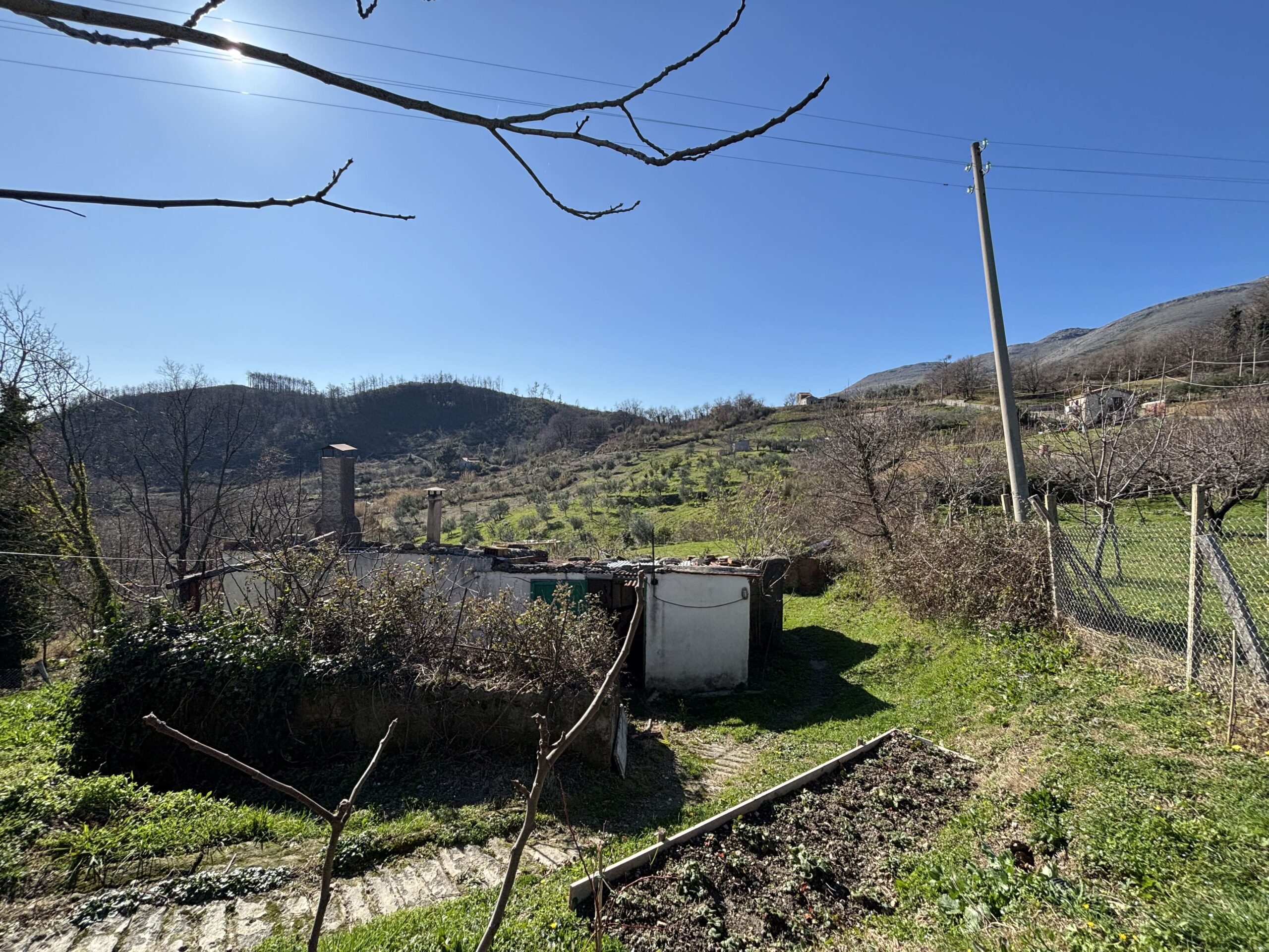Asylum with mountain views - independent house with large plot in Termoli.