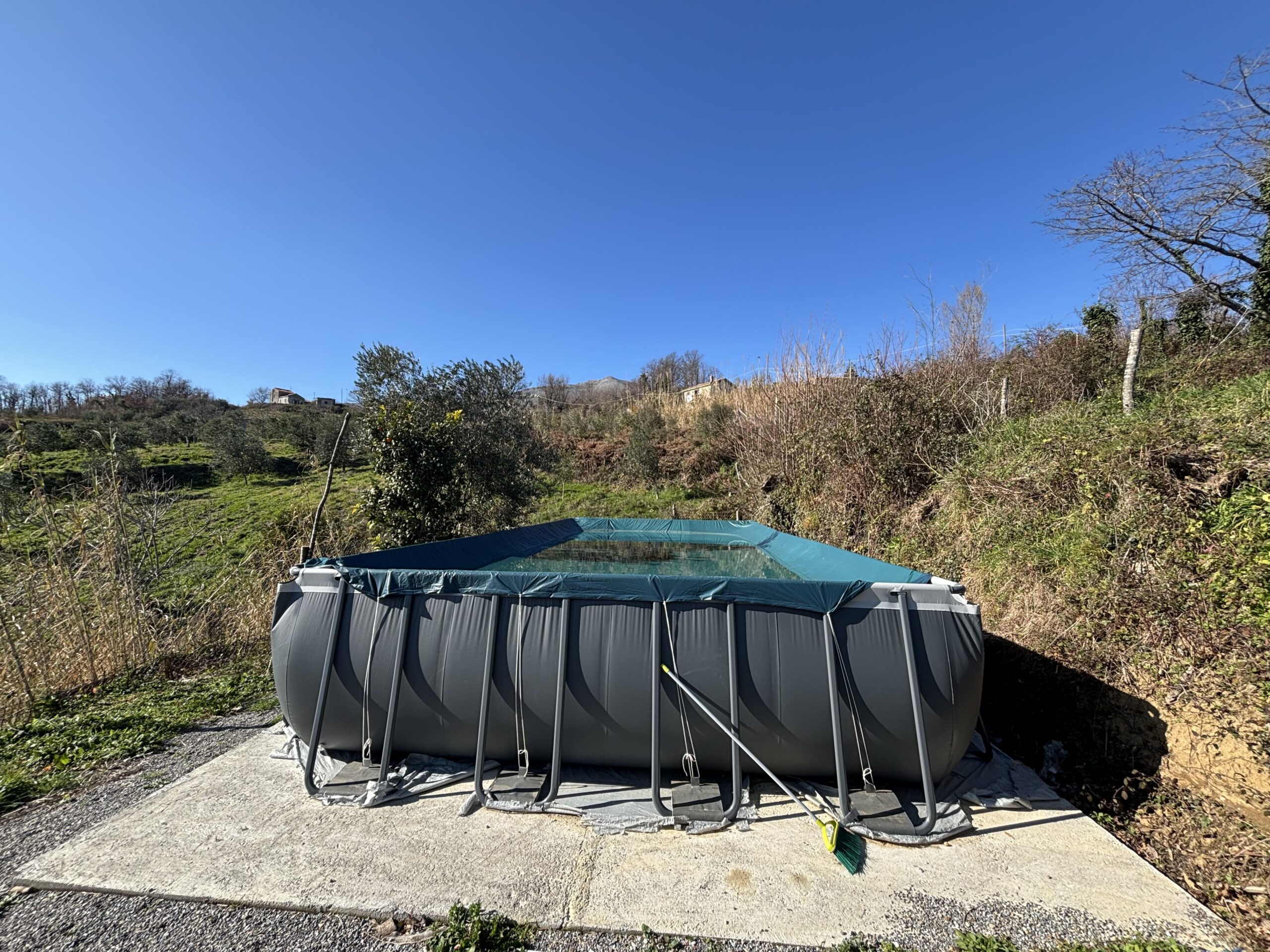 Asylum with mountain views - independent house with large plot in Termoli.