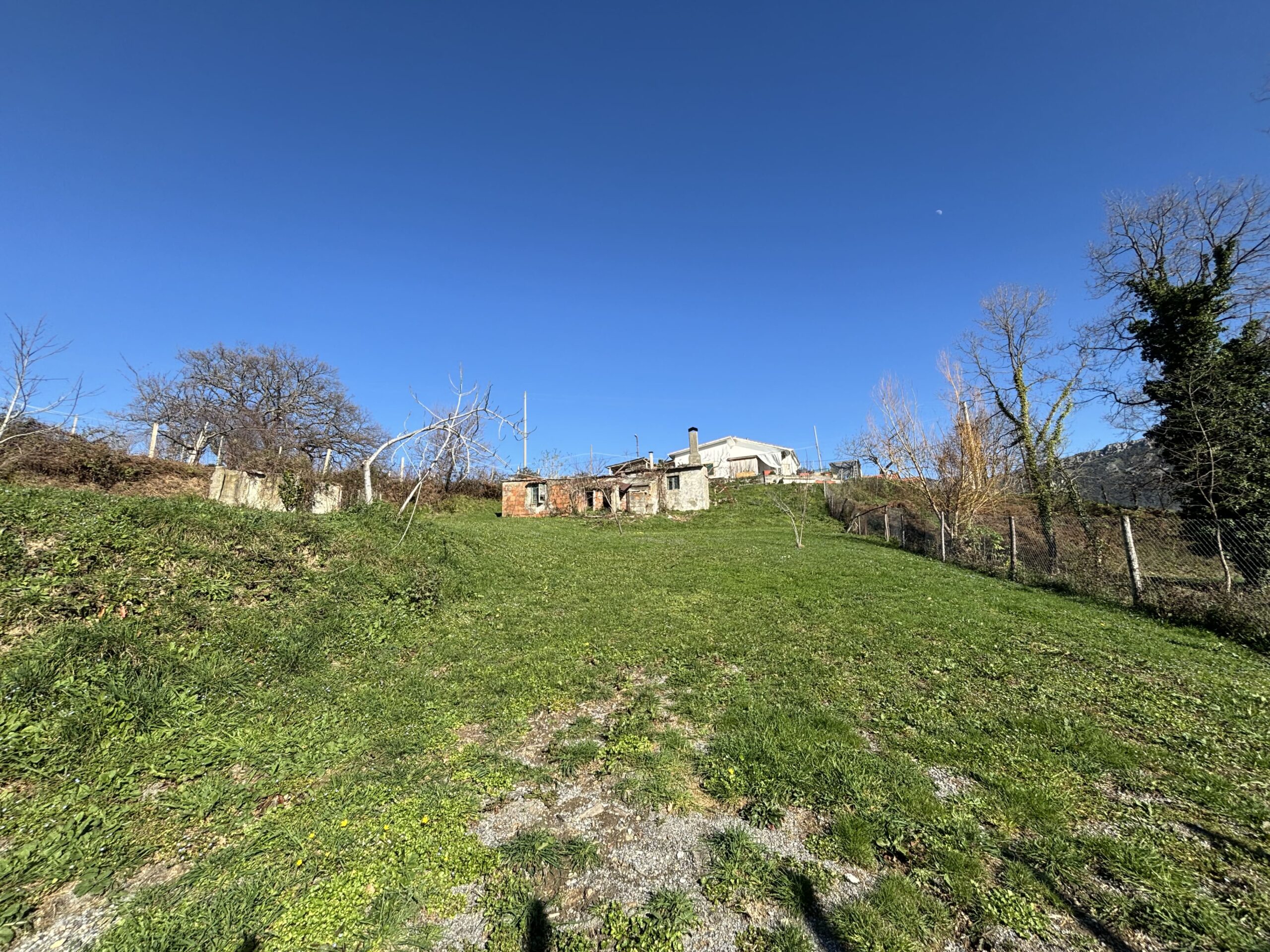 Asylum with mountain views - independent house with large plot in Termoli.