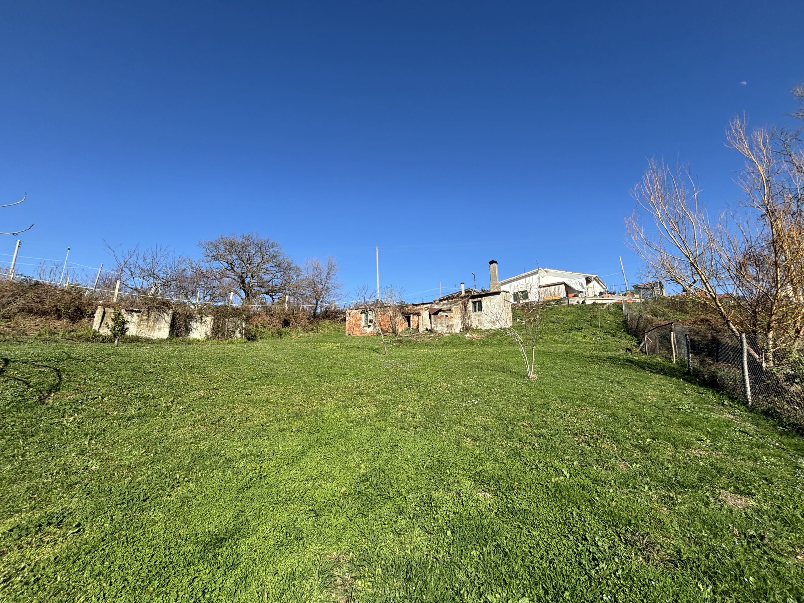 Asylum with mountain views - independent house with large plot in Termoli.