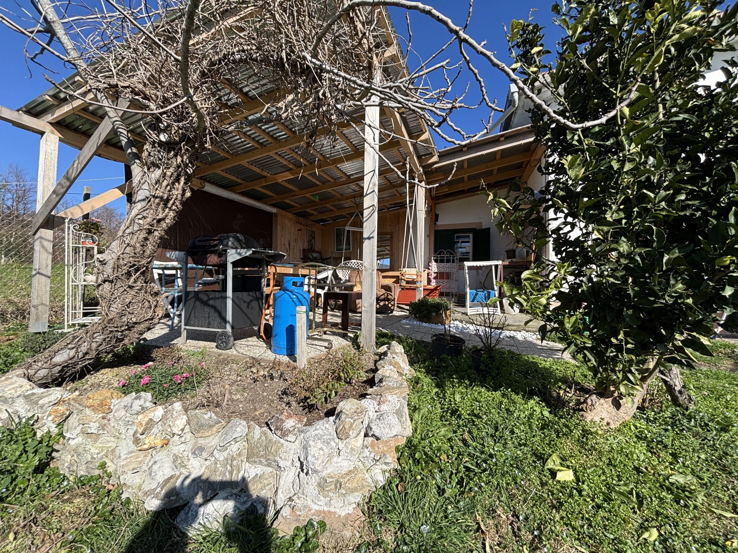 Asylum with mountain views - independent house with large plot in Termoli.