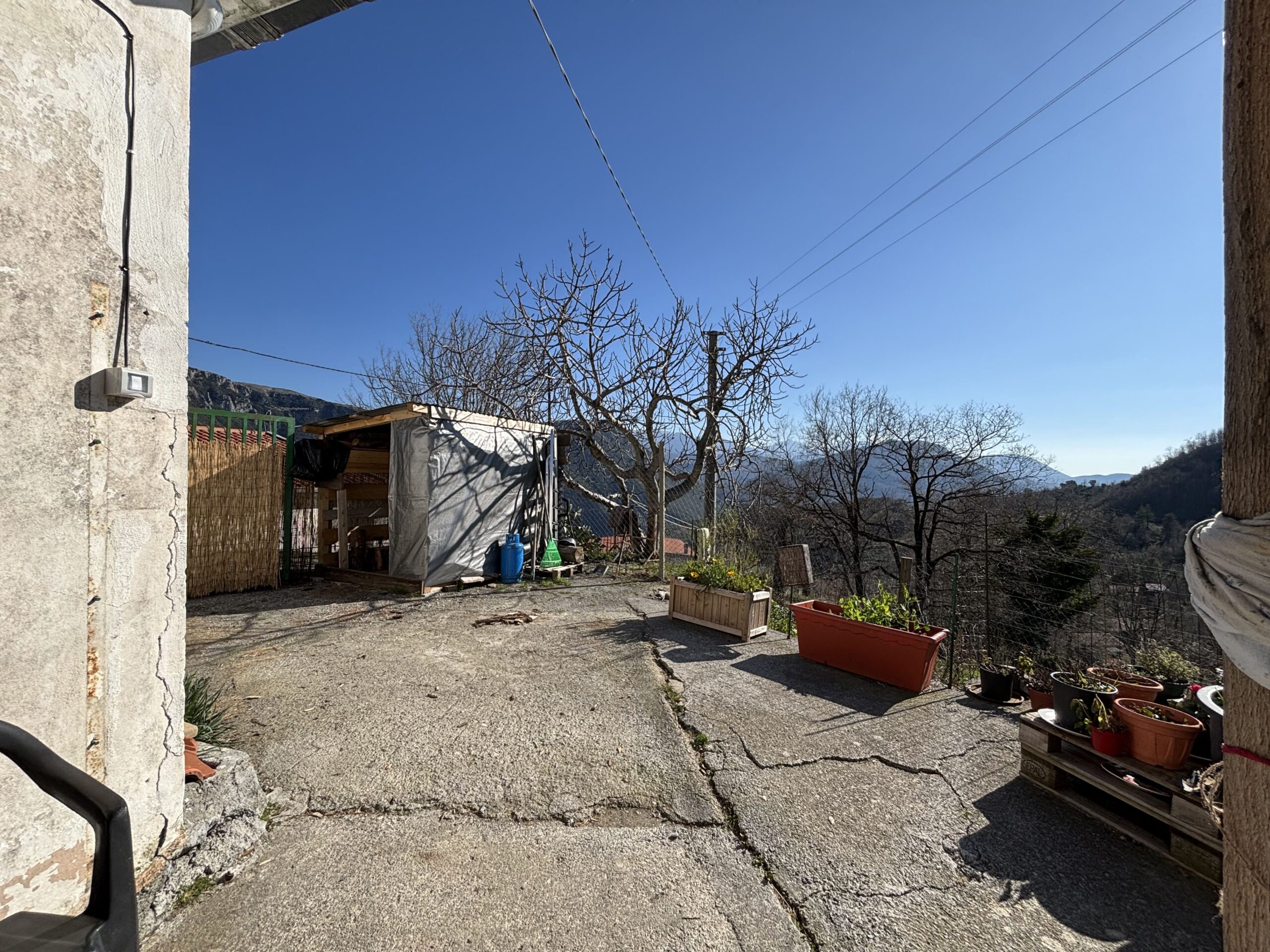 Asylum with mountain views - independent house with large plot in Termoli.