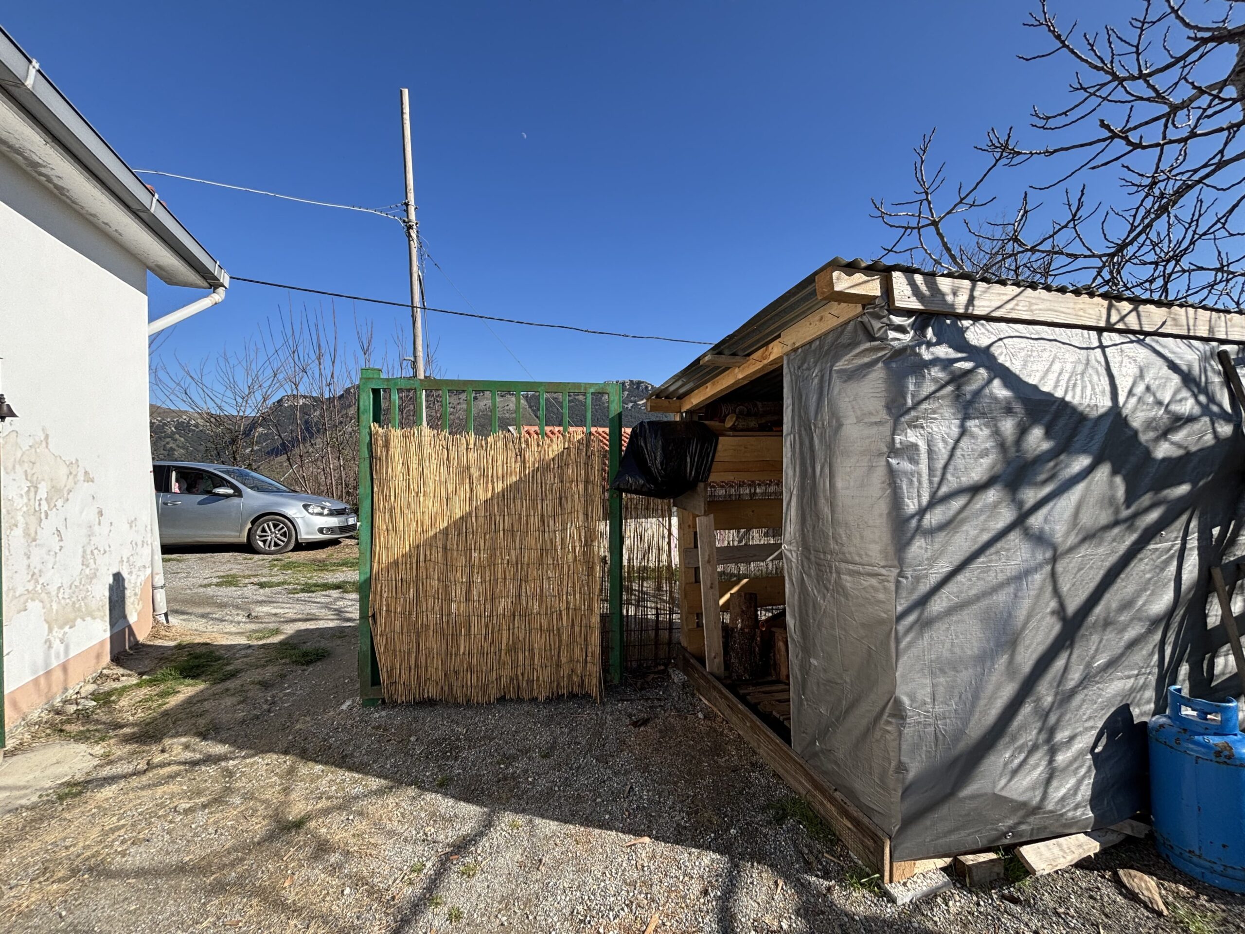 Asylum with mountain views - independent house with large plot in Termoli.