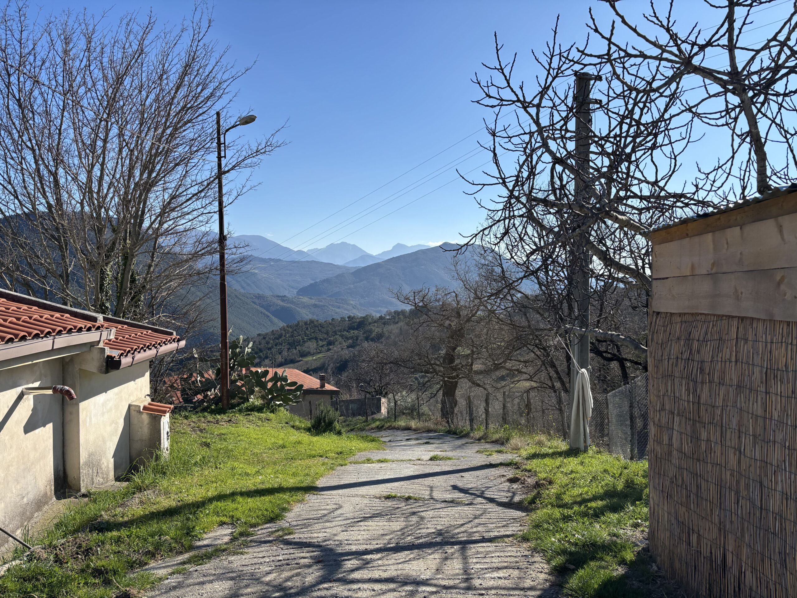 Asylum with mountain views - independent house with large plot in Termoli.