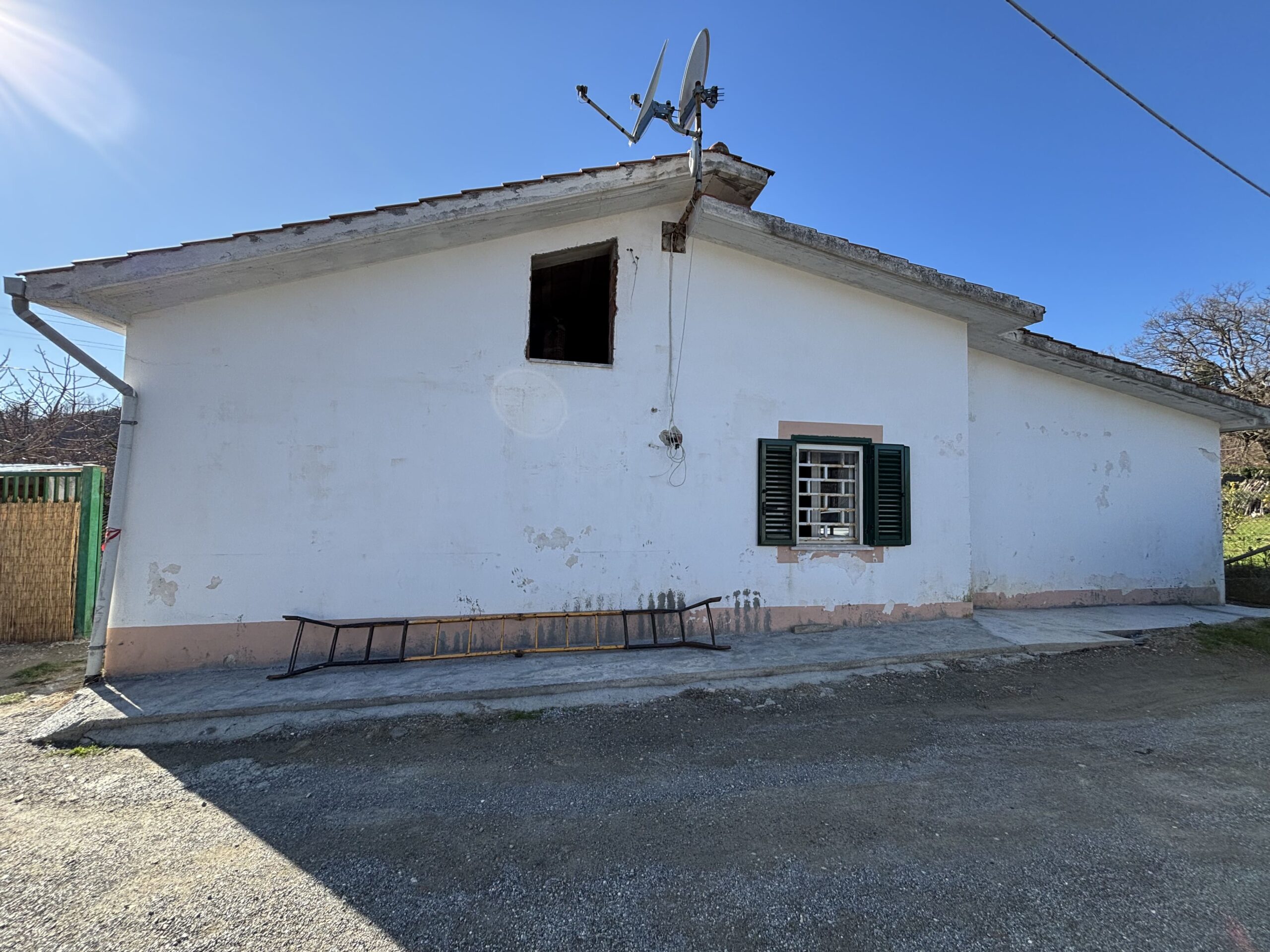 Asylum with mountain views - independent house with large plot in Termoli.