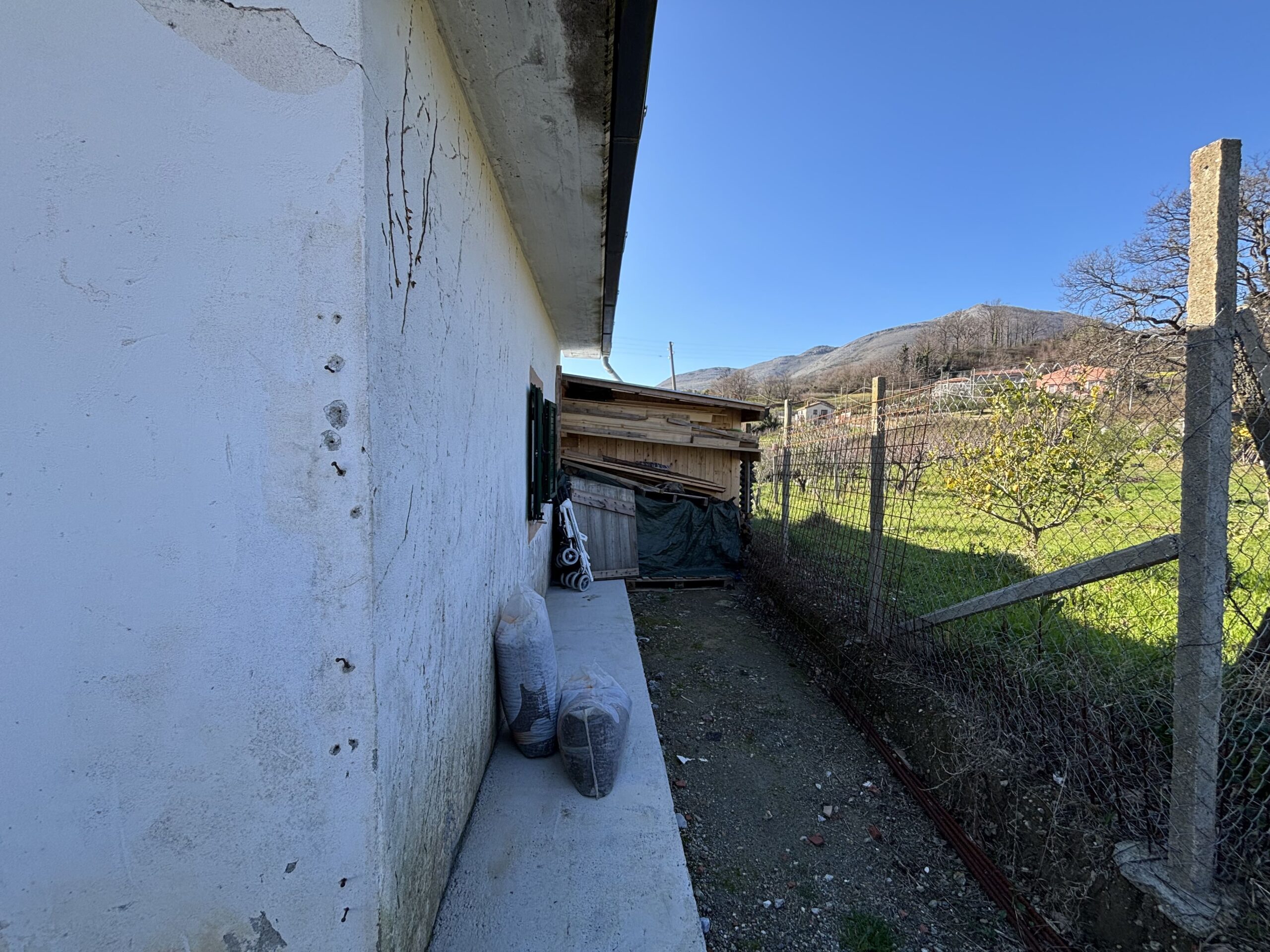 Asylum with mountain views - independent house with large plot in Termoli.