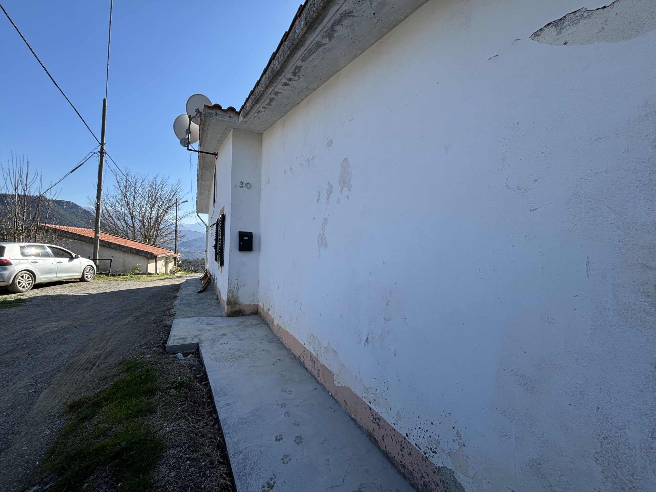 Asylum with mountain views - independent house with large plot in Termoli.