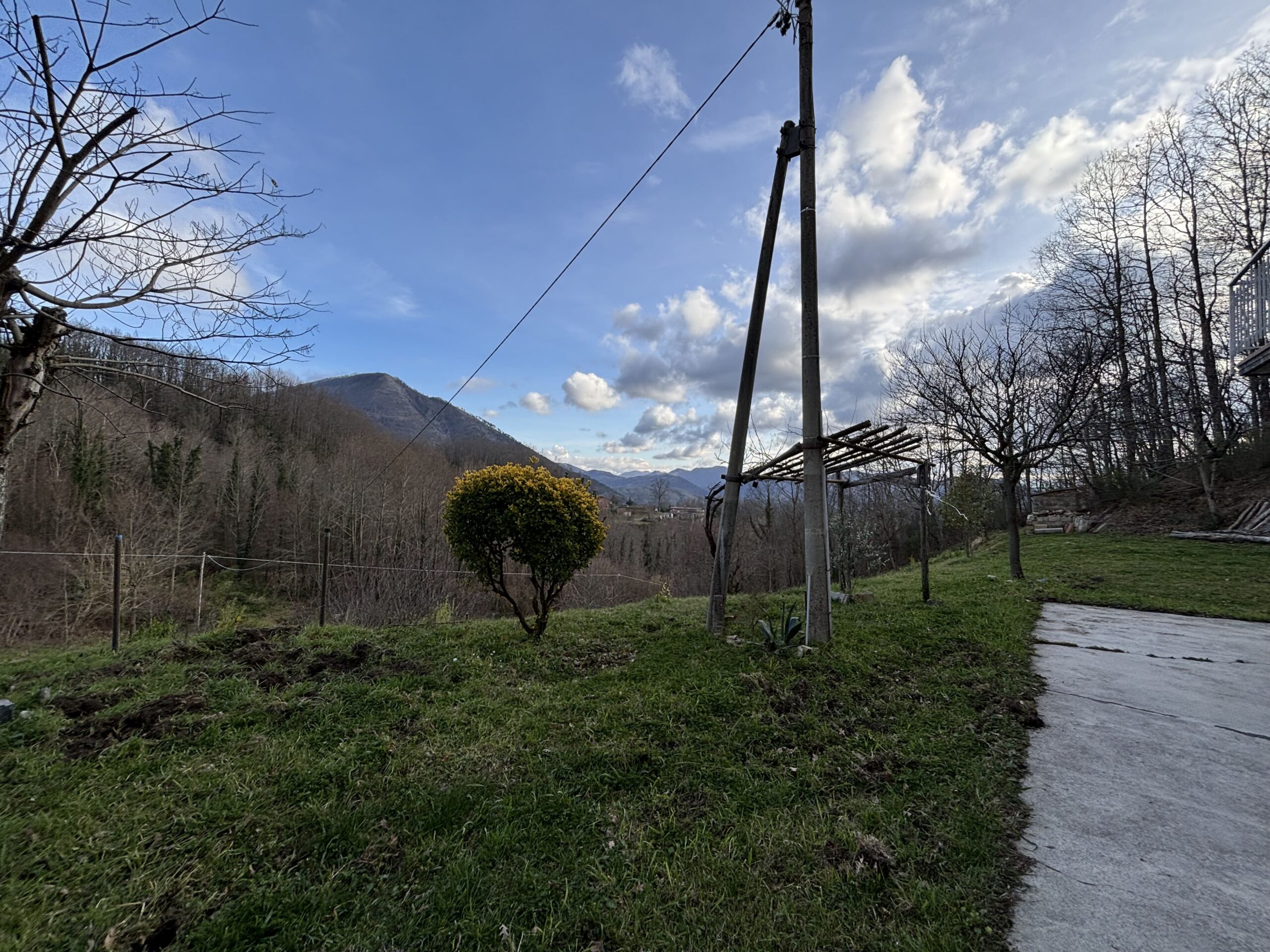 Lauria - independent house with great potential.