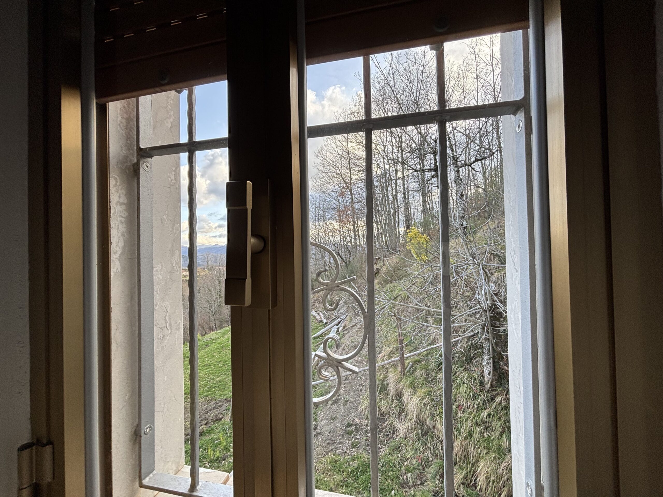 Lauria - independent house with great potential.