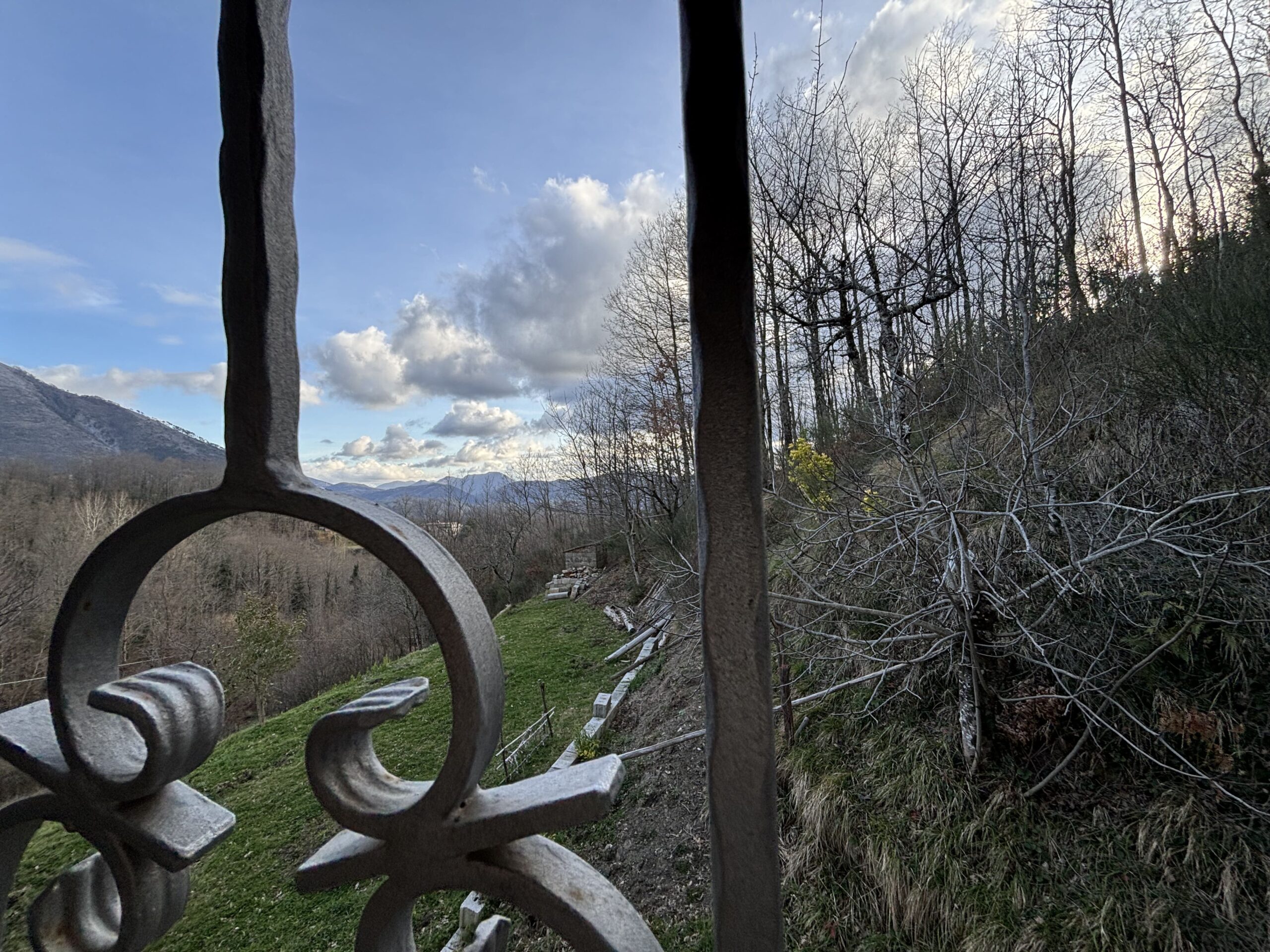 Lauria - independent house with great potential.