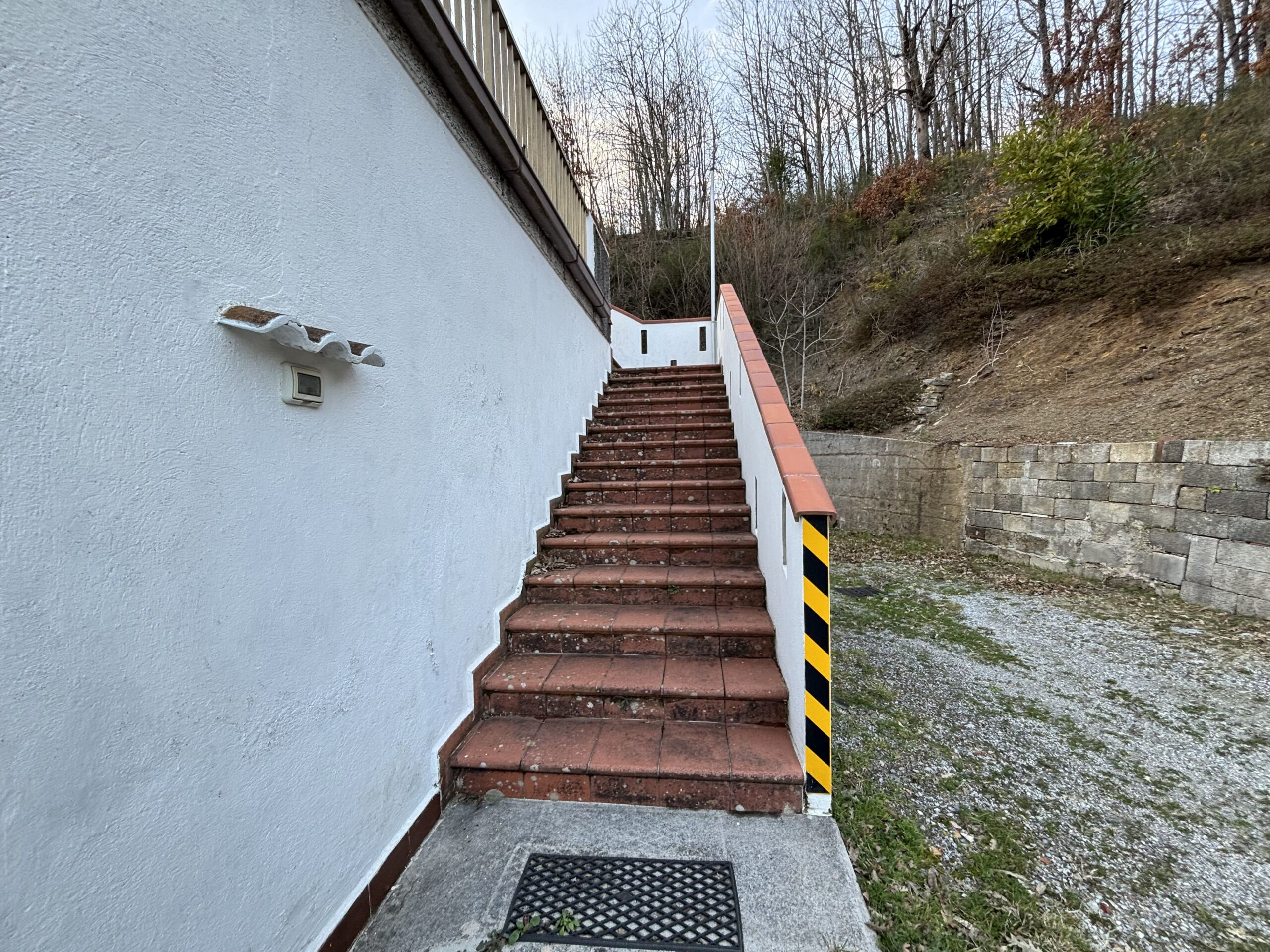 Lauria - independent house with great potential.