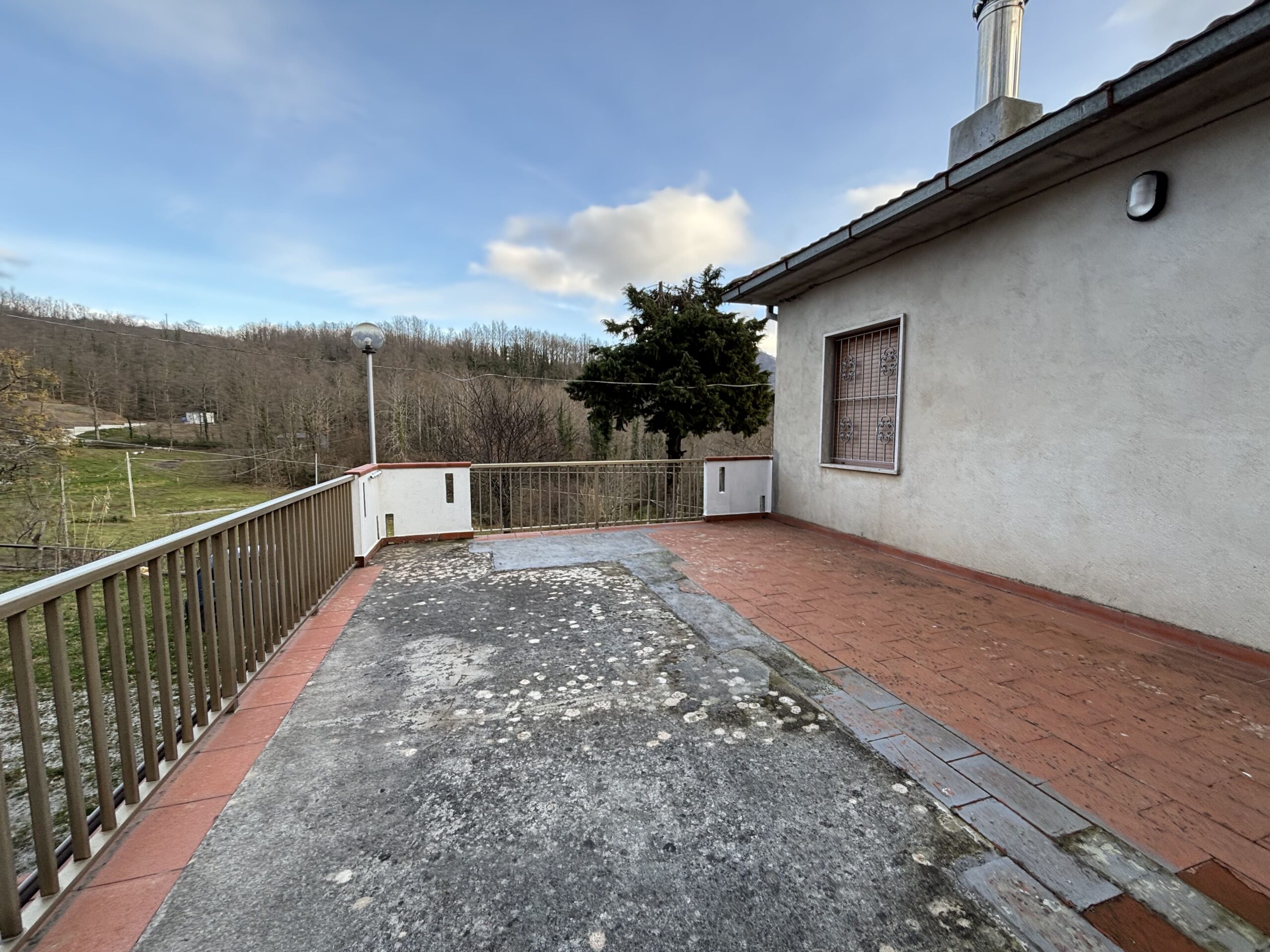 Lauria - independent house with great potential.