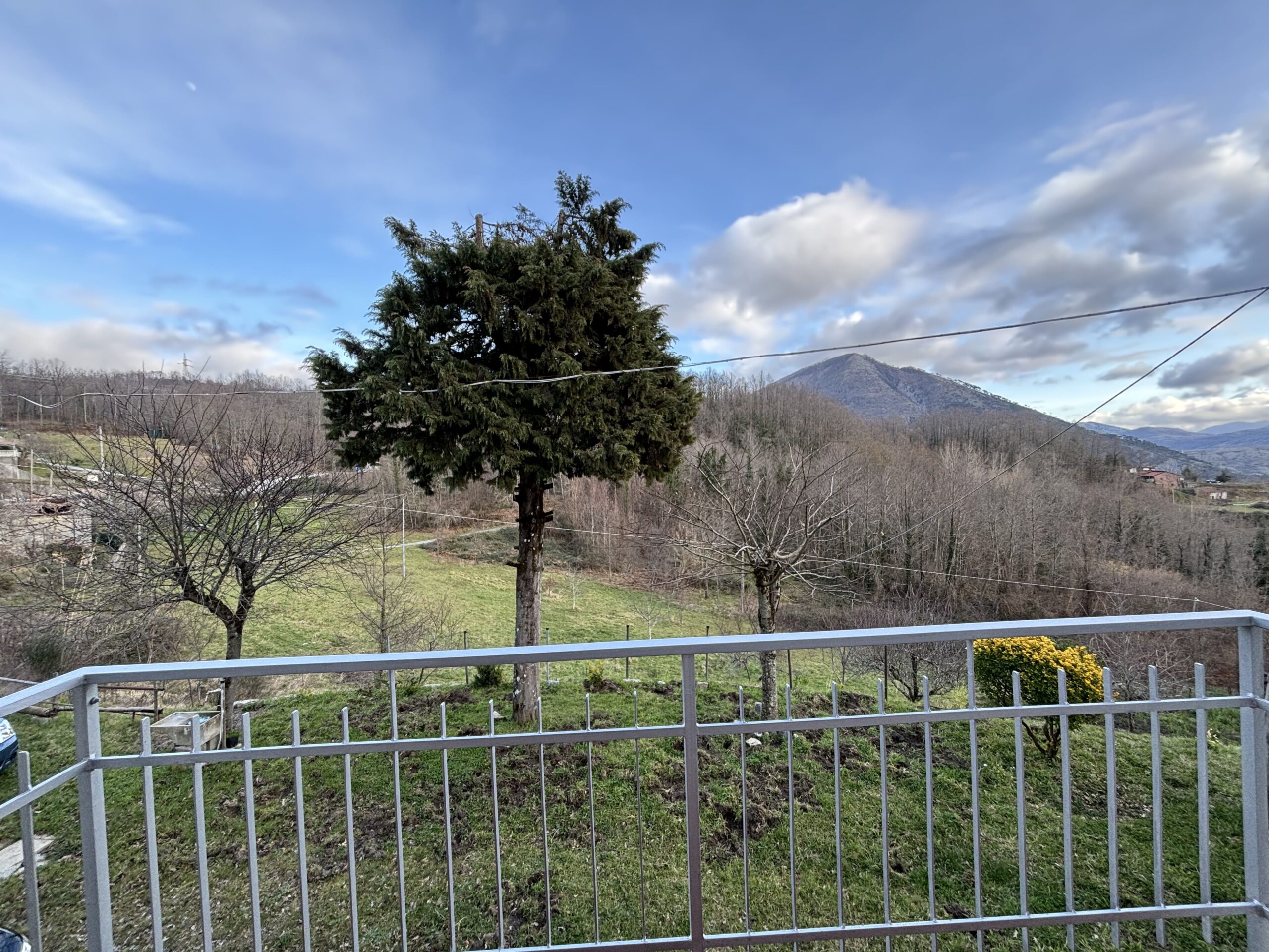 Lauria - independent house with great potential.