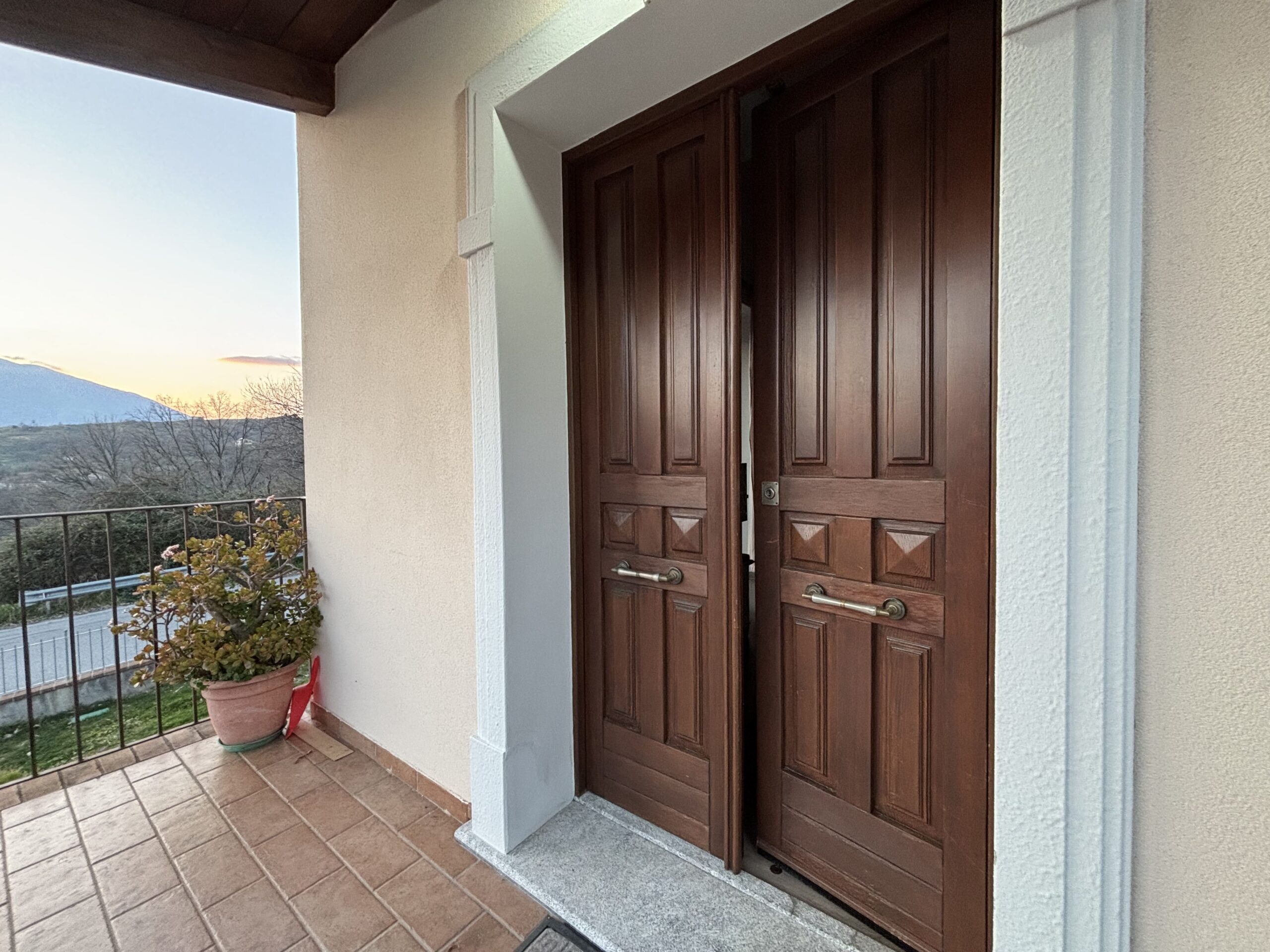 Modern furnished house with mountain views in Lauria.