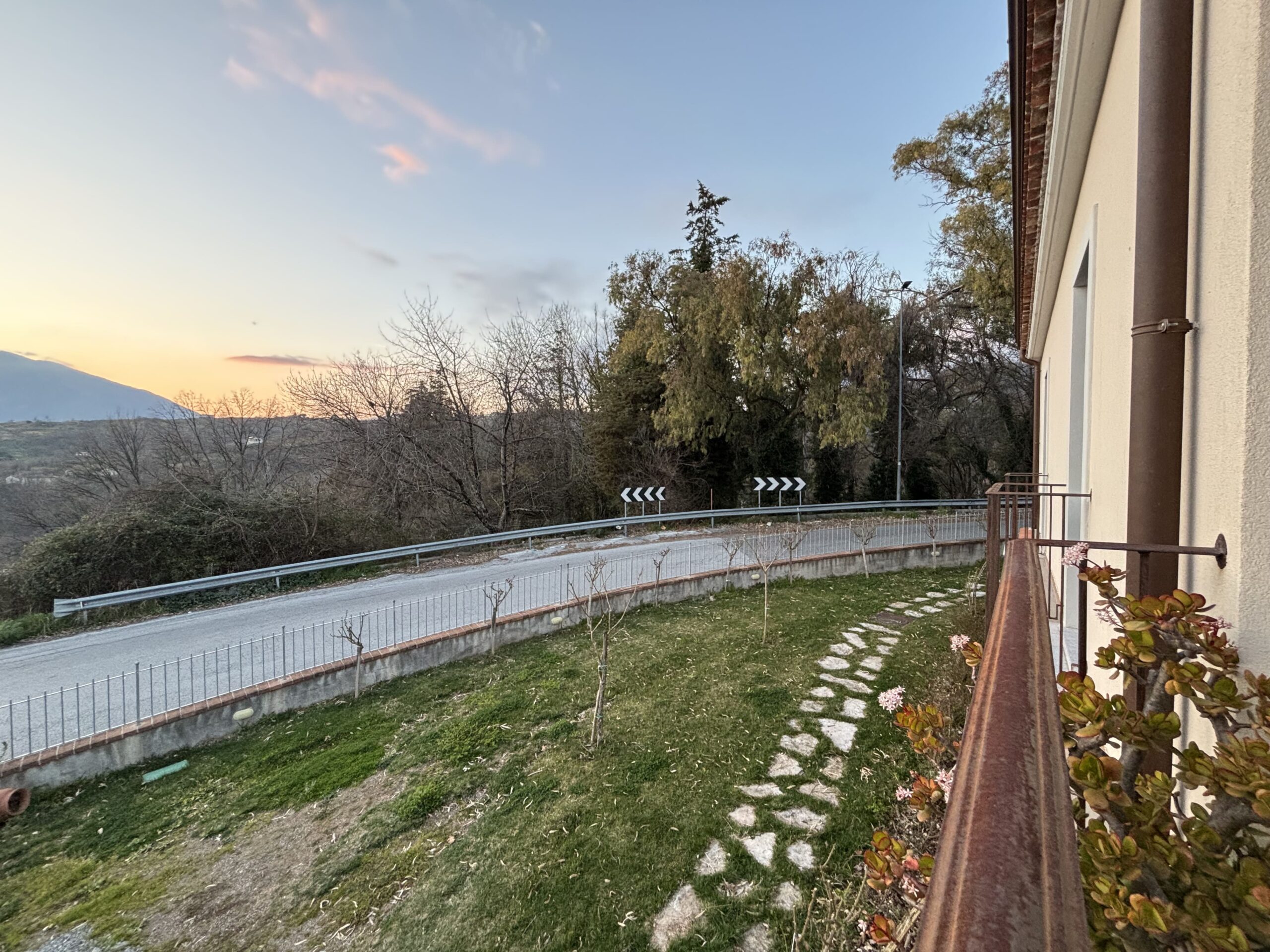 Modern furnished house with mountain views in Lauria.