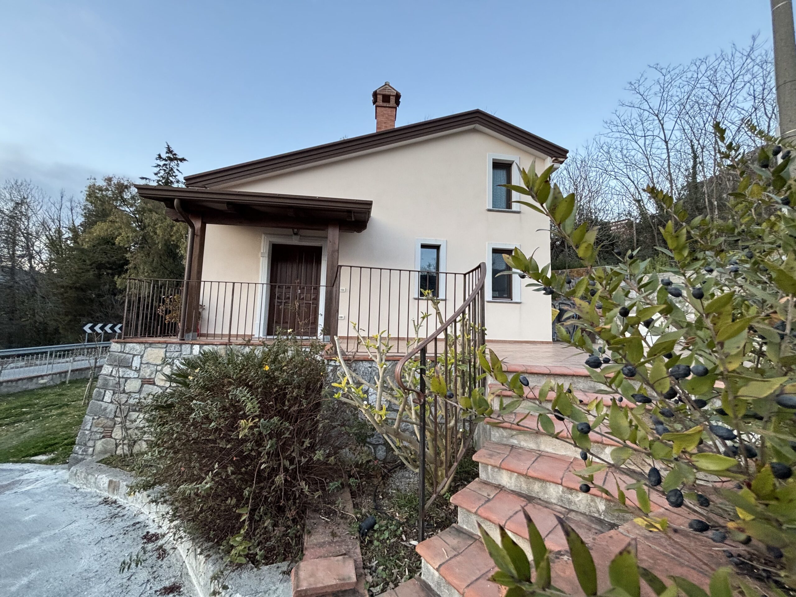 Modern furnished house with mountain views in Lauria.