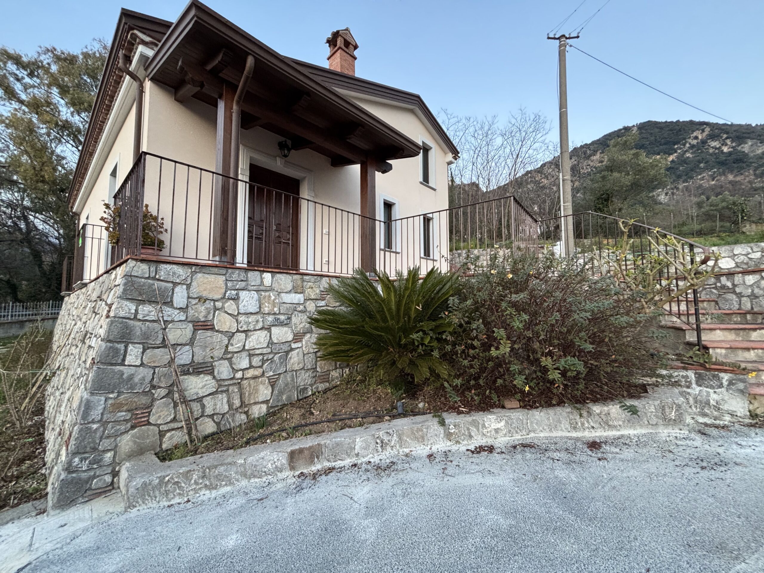 Modern furnished house with mountain views in Lauria.