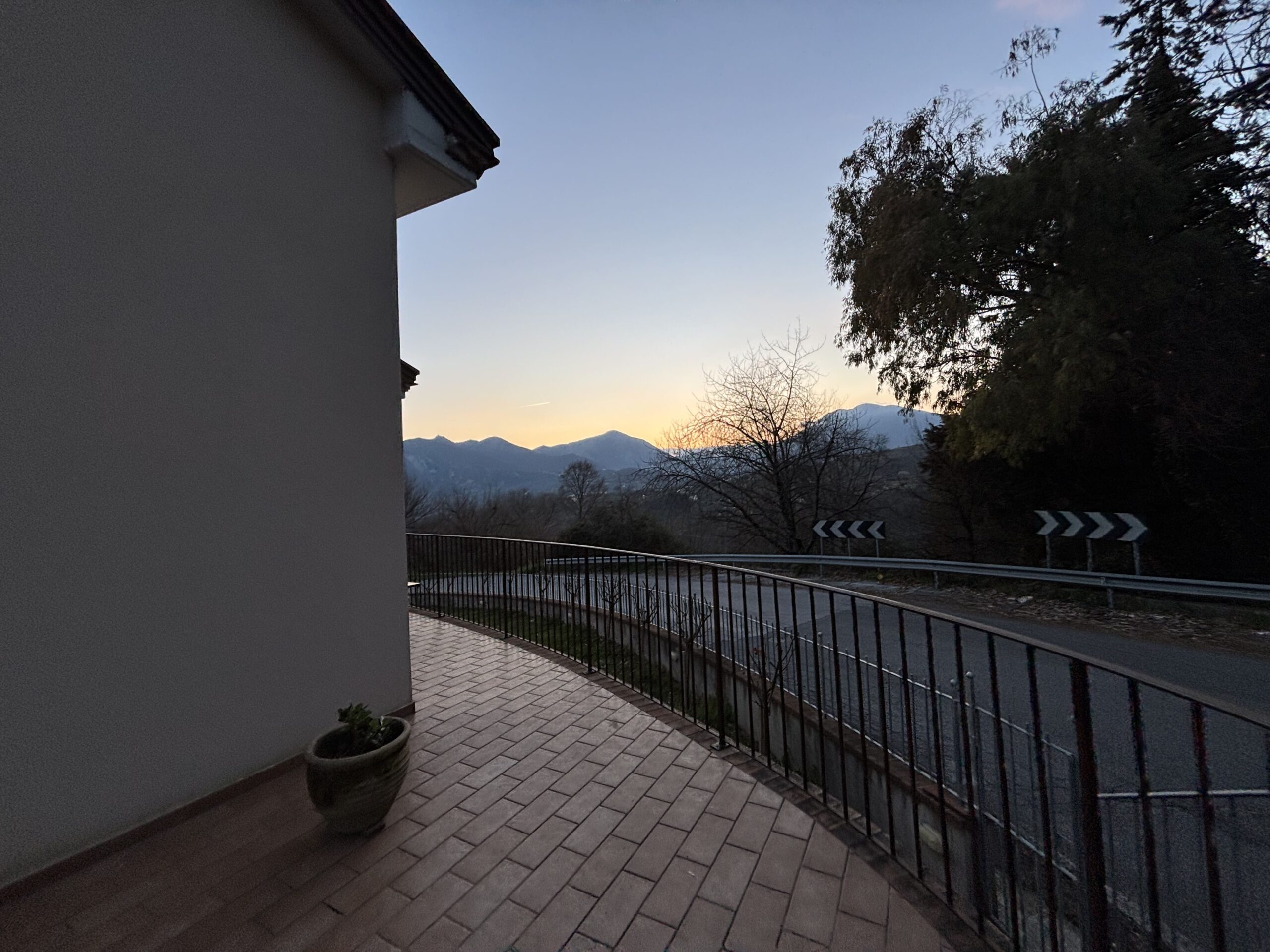 Modern furnished house with mountain views in Lauria.