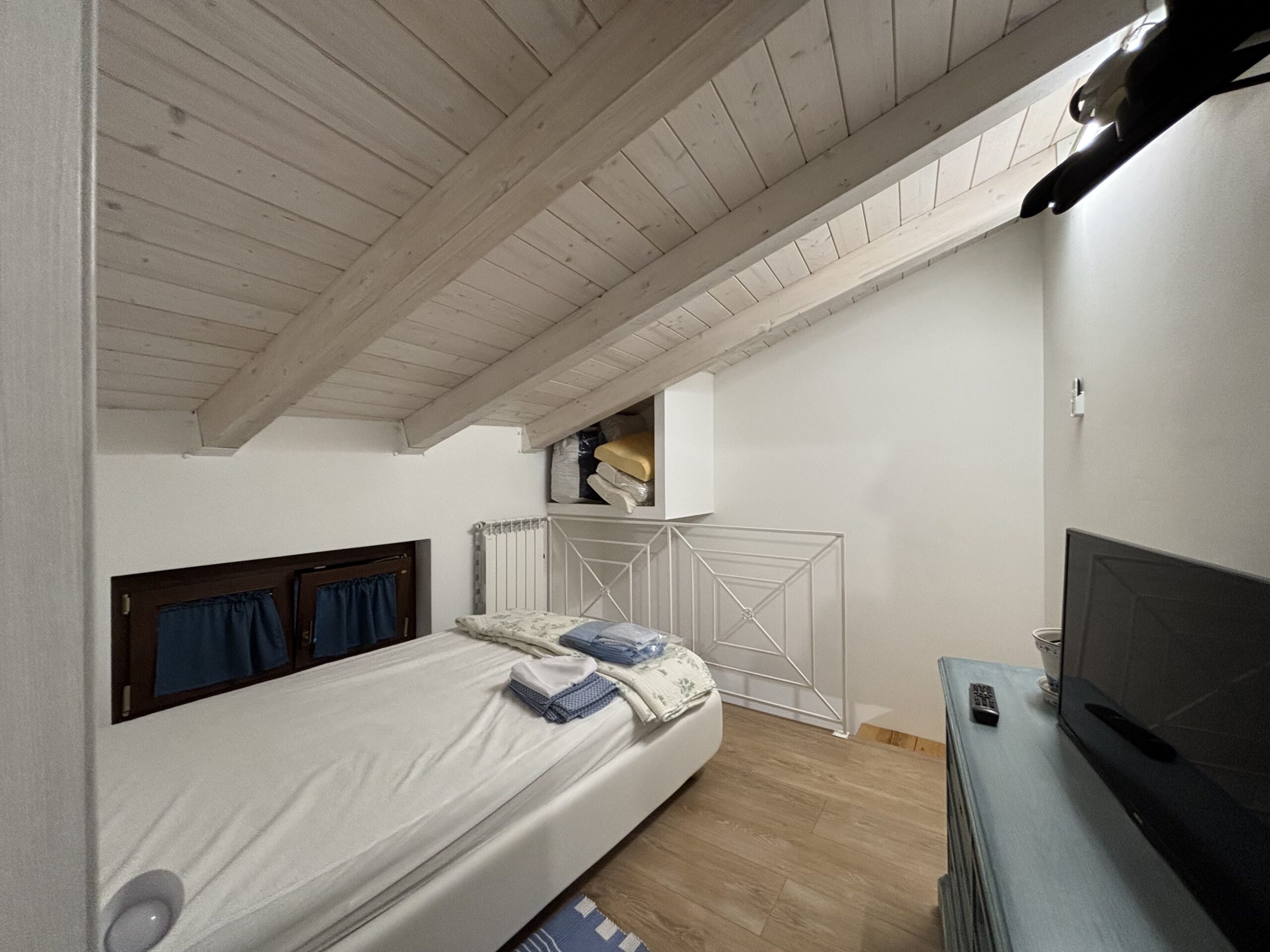 Modern furnished house with mountain views in Lauria.