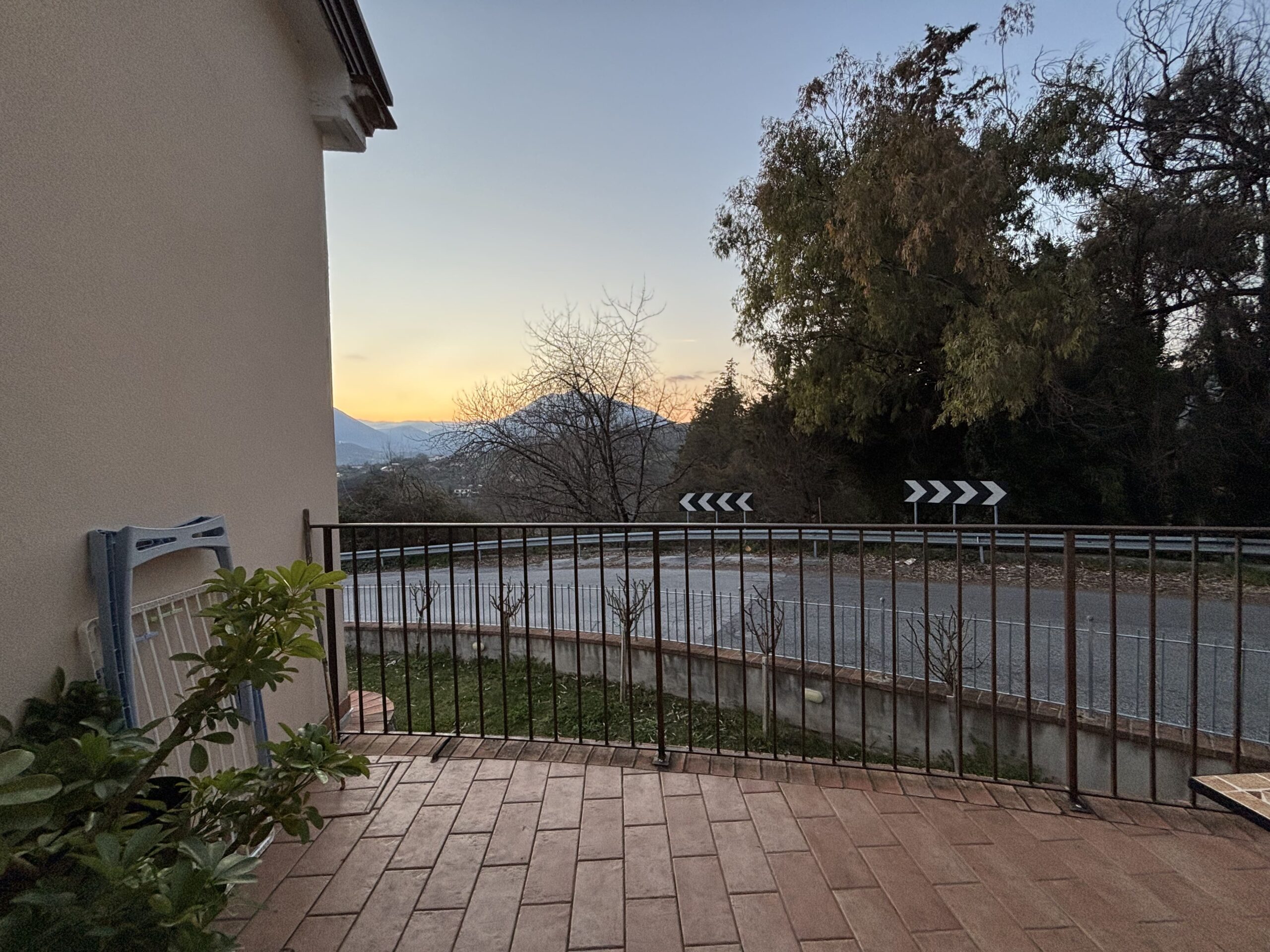 Modern furnished house with mountain views in Lauria.