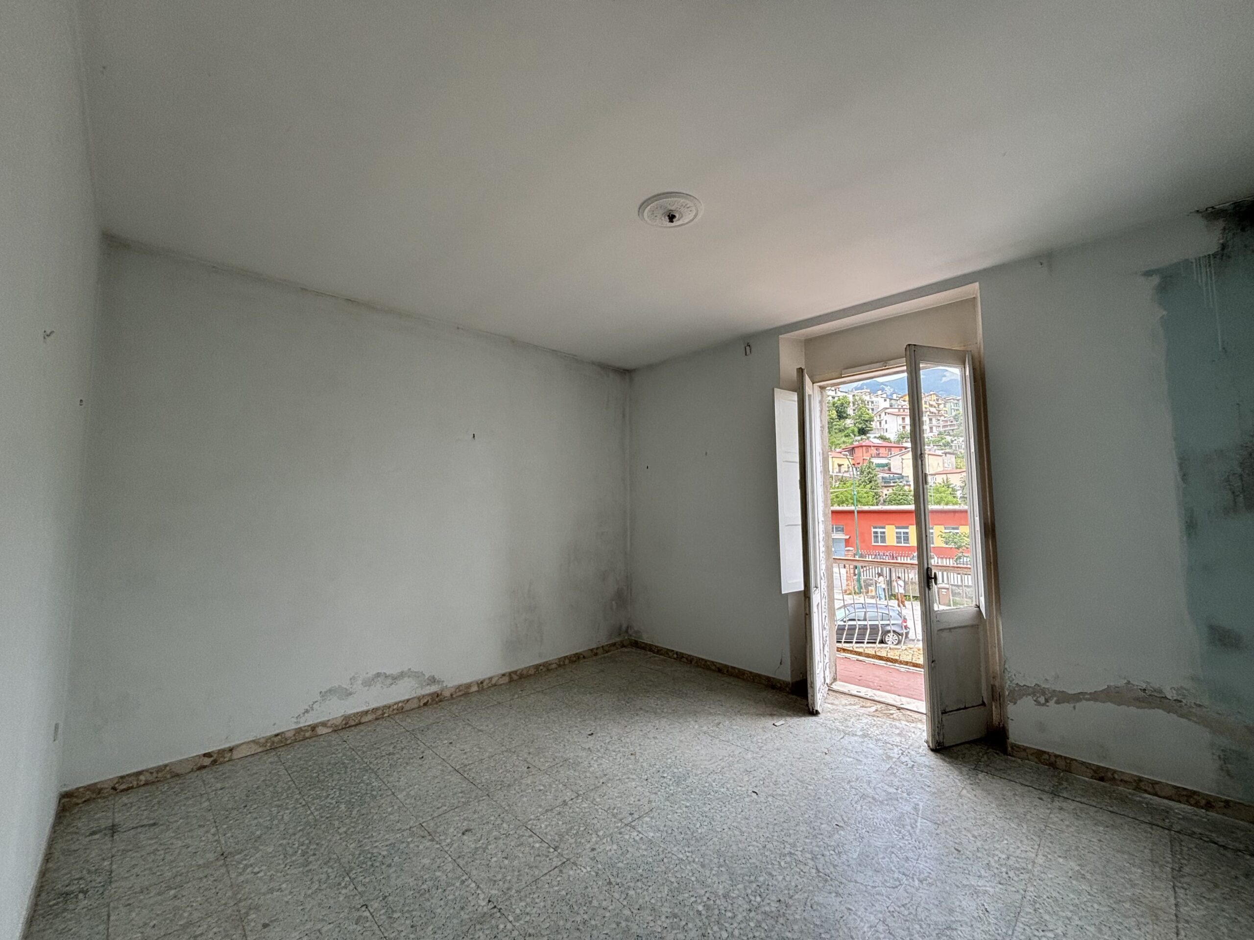 Lagonegro - house for renovation in the city centre.