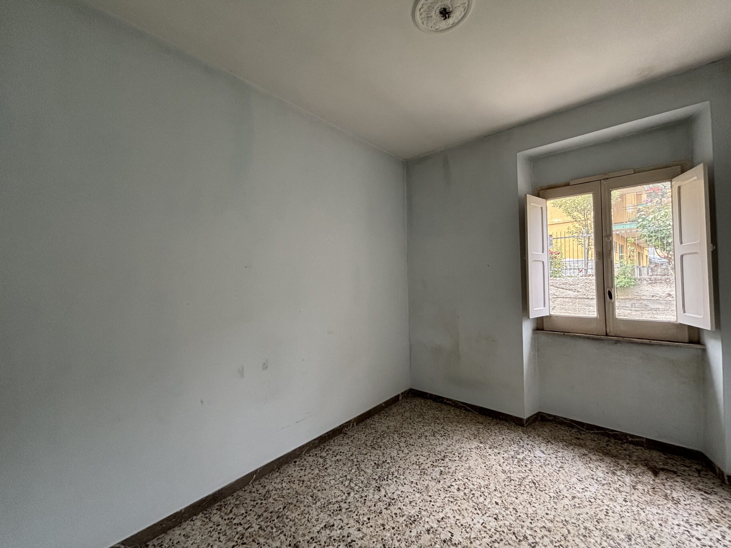 Lagonegro - house for renovation in the city centre.