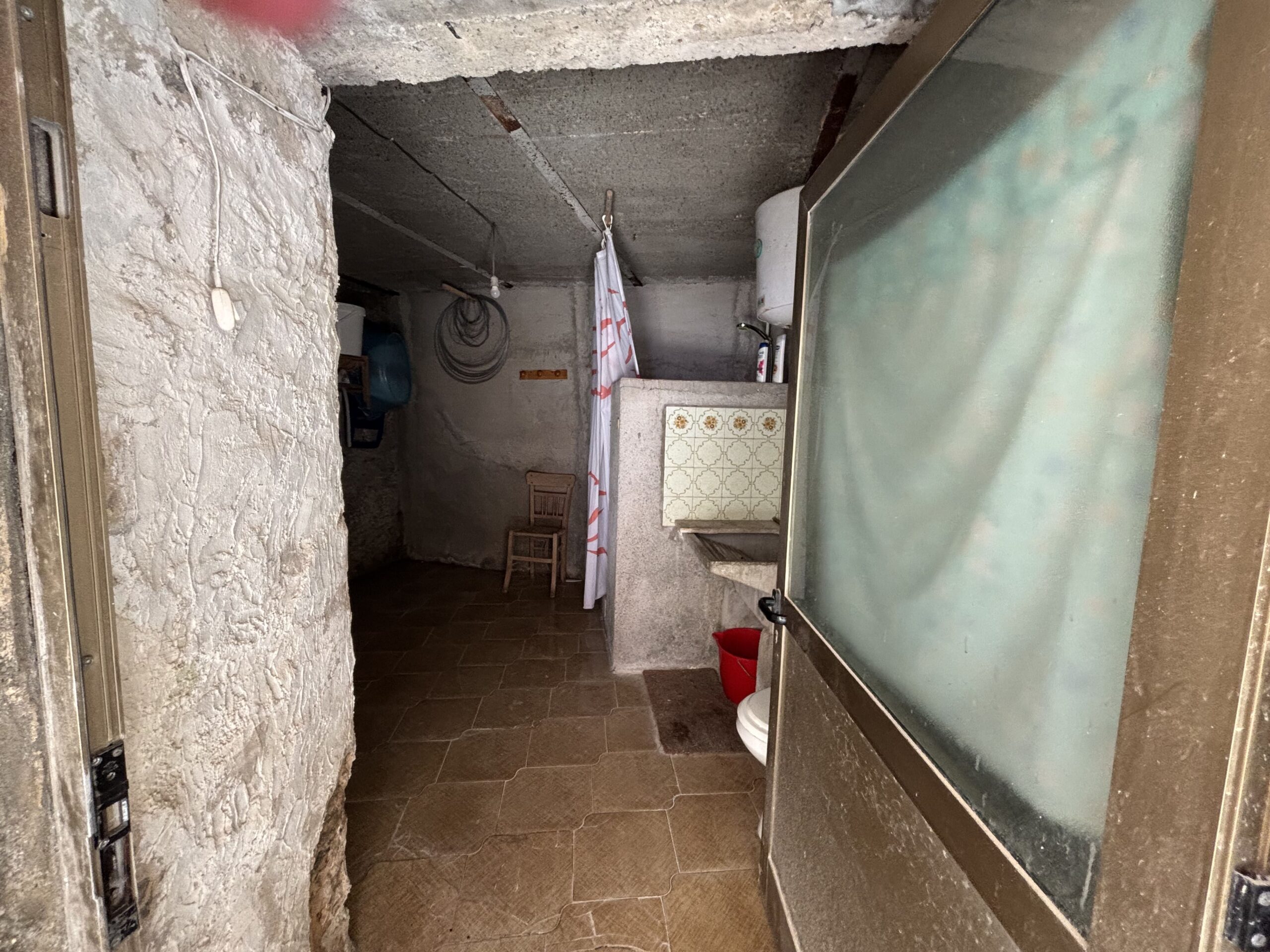 A flat for renovation in the old town of Acquappesa.